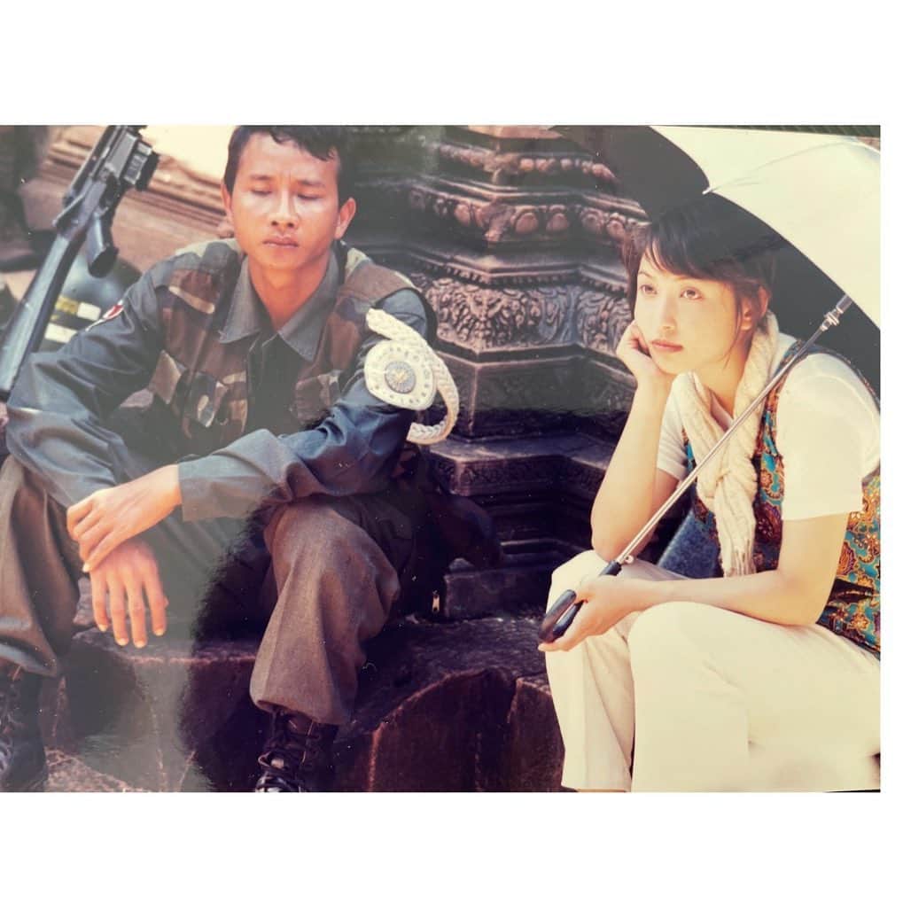 望月理恵さんのインスタグラム写真 - (望月理恵Instagram)「今夜9時 DAIGOの世界きまぐれリモートツアー カンボジア　シェムリアップの旅 @daigoremotetour   写真は25歳(25年前😂) 仕事でカンボジアに行ったときの 写真です。 アンコールトム近くなんですが まだまだ地雷が多く 撮影には護衛の方が常に一緒でした。  #bs日テレ #daigoの世界気まぐれリモートツアー  21時放送#観ながら更新 #カンボジア #シェムリアップ #アンコールワット#アンコールトム #ふしぎ発見の時の写真です。 写真は待ち時間を撮られていました。 動き回ったらダメですからね。  現在においてもまだまだ地雷が埋設されています。 地雷だけでなく不発弾も人々の生活、生命を 脅かしています。 地雷撤去も命がけの作業です。 これ以上被害者がでませんように。」2月1日 21時16分 - mochiee28