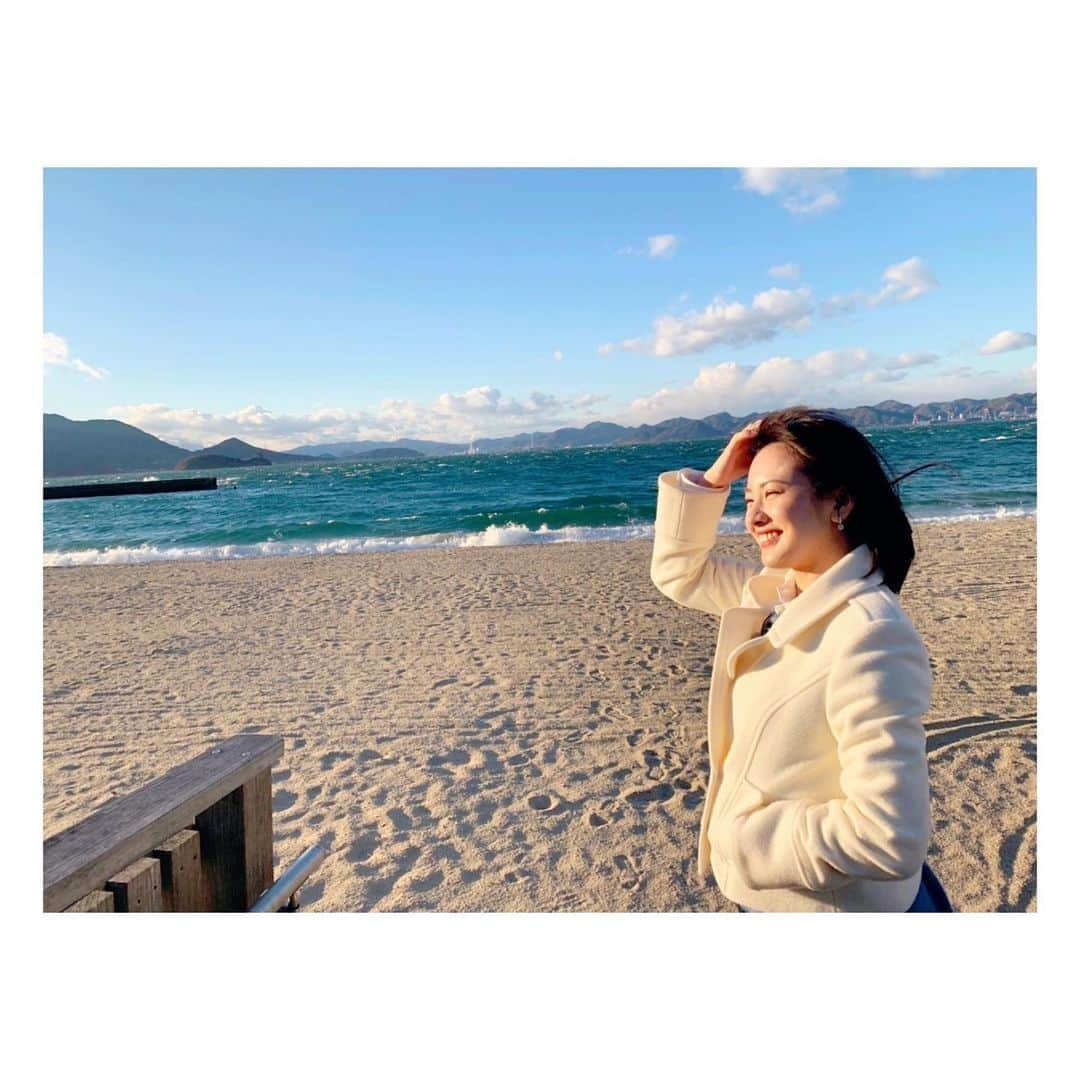 河出奈都美さんのインスタグラム写真 - (河出奈都美Instagram)「. 今日から2月❄️ あっという間に、2022年最初の月が 終わってしまいました…。  皆さんはどんな1ヶ月を過ごしましたか？  最近は寝る前に、布団用の乾燥機で 毛布を温めておき  ぽかぽかになったｵﾌﾄｩﾝに入る瞬間が たまらなく好きですね  思うようにいかないなーって しょんぼりすることもね、 ありますけれども  小さなしあわせを大切にしながら 過ごしたいなあと思います(*'ω'*)  #写真は #シューイチロケでの #しまなみ海道 #一見穏やかそうですが #凍りつきそうな風が吹いております #意地の笑顔です #今月もよろしくお願いします #日本テレビ #アナウンサー #河出奈都美  #広島#尾道#サンセット#夕陽#ビーチ#砂浜」2月1日 21時17分 - kawade_natsumi