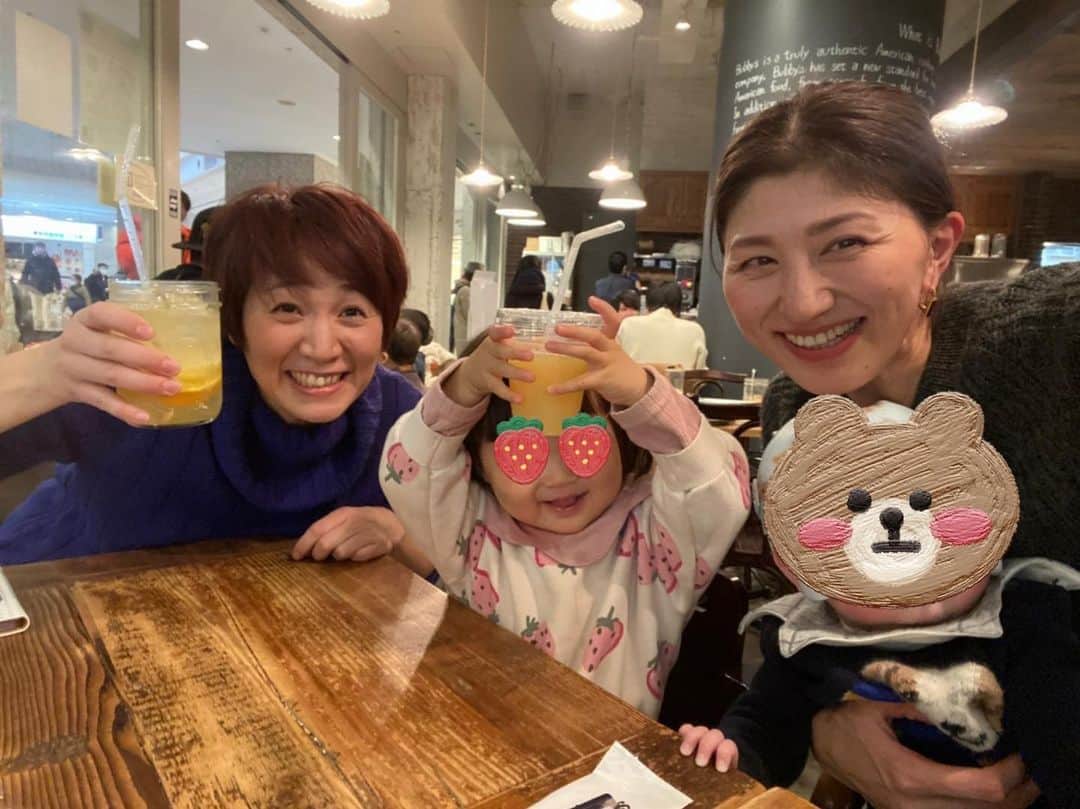 高橋みゆきのインスタグラム：「お久しぶりのスギちゃん😊子だくさんで💨なかなかゆっくり話せなかったけど😄楽しかったよ〜❣️同級生の長男達も元気いっぱい遊んでました〜❤️ #3歳同級生 #わちゃわちゃ #横浜 #子供達は父ちゃんに見てもらってお茶してたら #速攻呼び出されたよ💩 #笑」
