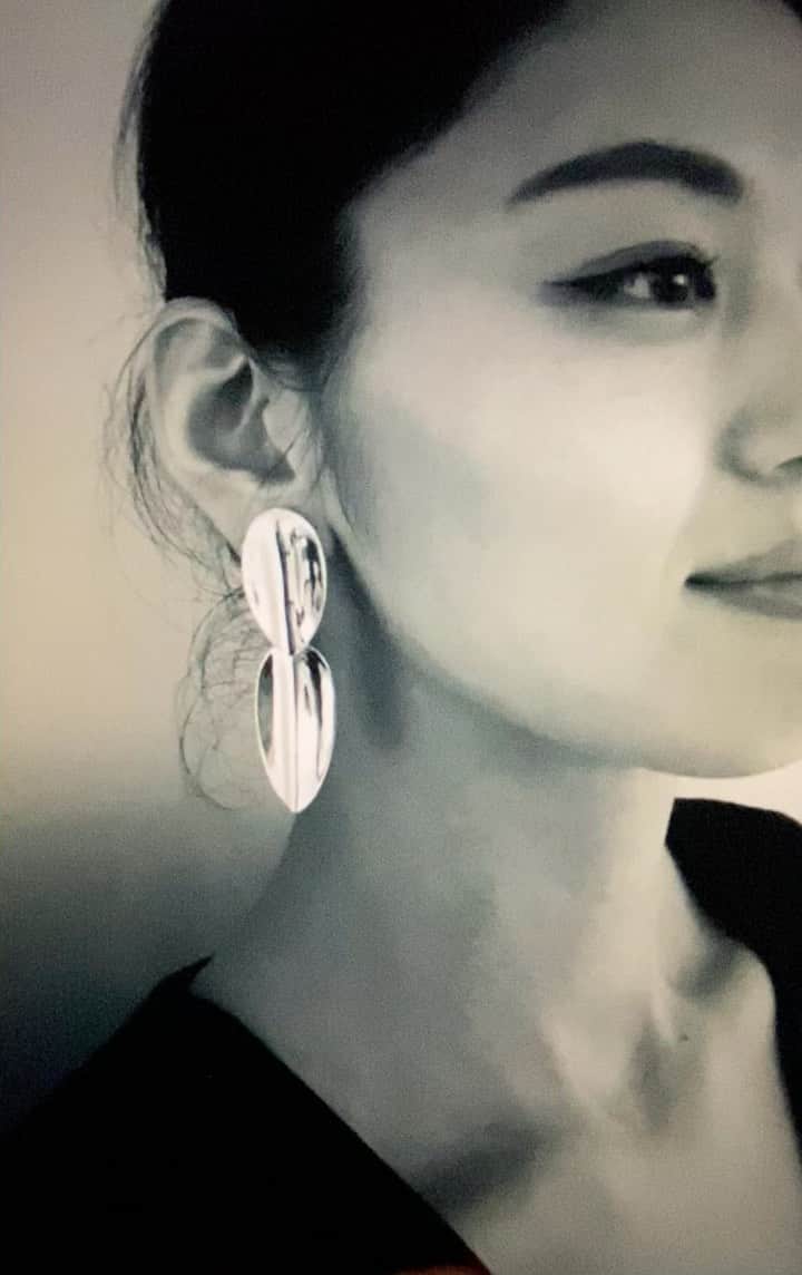 ホアキンベラオのインスタグラム：「Pendientes de la colección TOKYO」