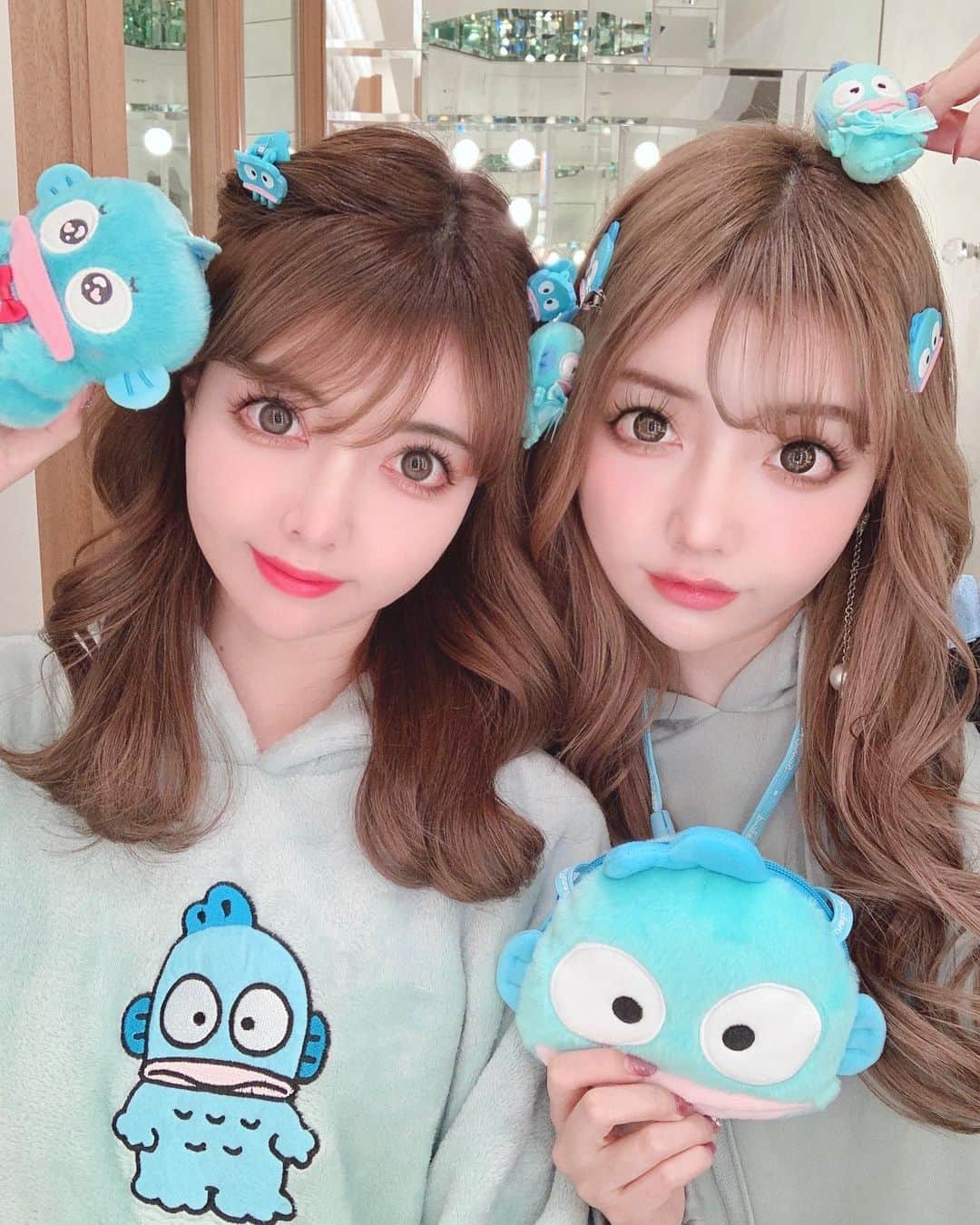 のインスタグラム：「ギョドン双子❤️✌️ 家にどんどん推しグッズが 増えていってる🥺✨嬉しい💓 . 来月はギョドンの誕生日(3月14日)🎂㊗️🎉 盛大に祝うしかない😂✌️なにしよ😻 . #🐟 #推しがいる生活 #推し活  #推しが尊い #推ししか勝たん  #ハンギョドン #ハンギョドン推し  #ハンギョドングッズ」