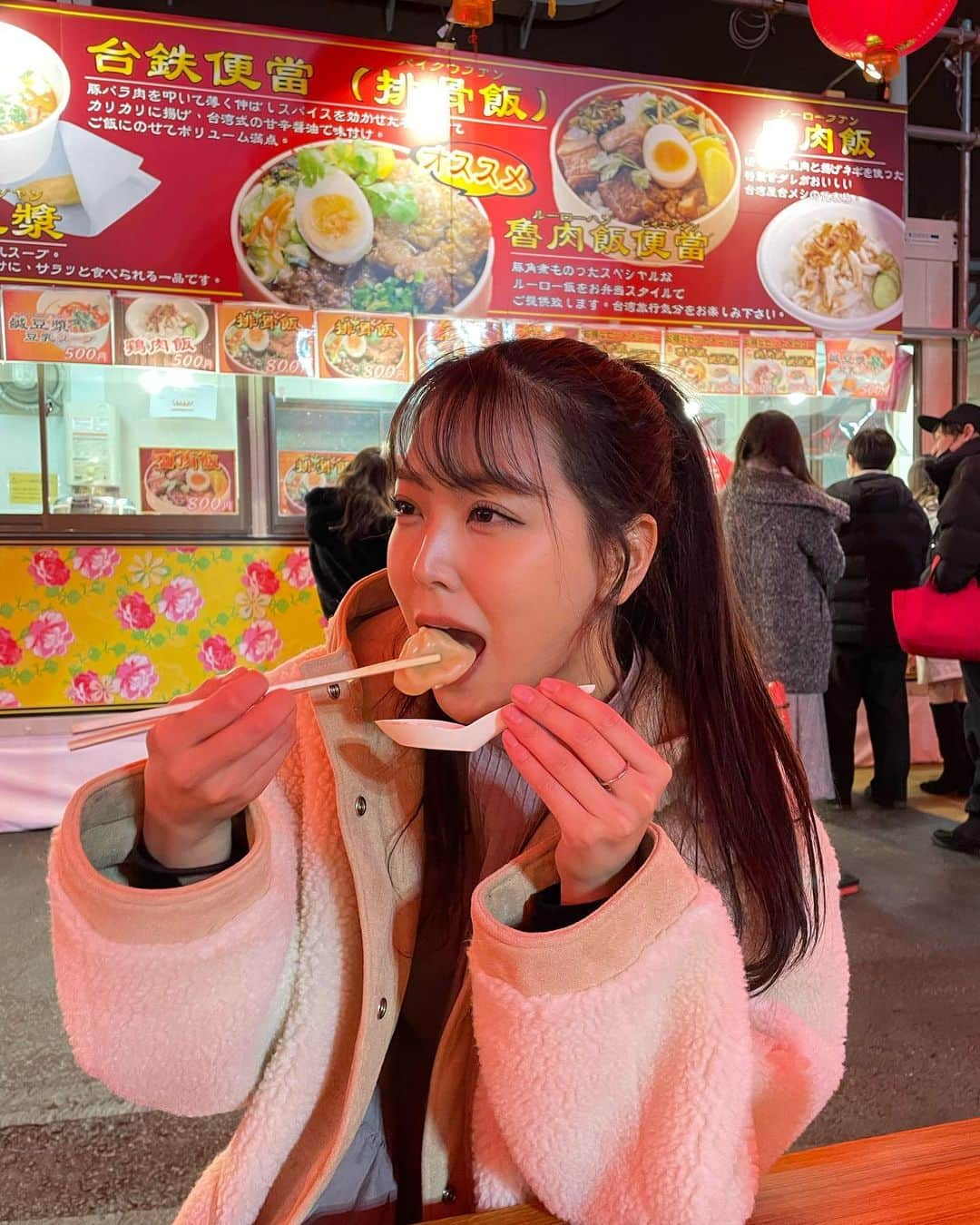 白間美瑠さんのインスタグラム写真 - (白間美瑠Instagram)「食べてる時が1番幸せ❤️ ・ この写真は、今日アップしたYouTubeの動画の🥢🥡 ・ 台湾グルメ、美味し過ぎた！ 辛いのも、パクチーも大好きだから、お腹が幸せだった❤️ #毎日投稿　#食す　#台湾祭」2月1日 23時31分 - shiro36run