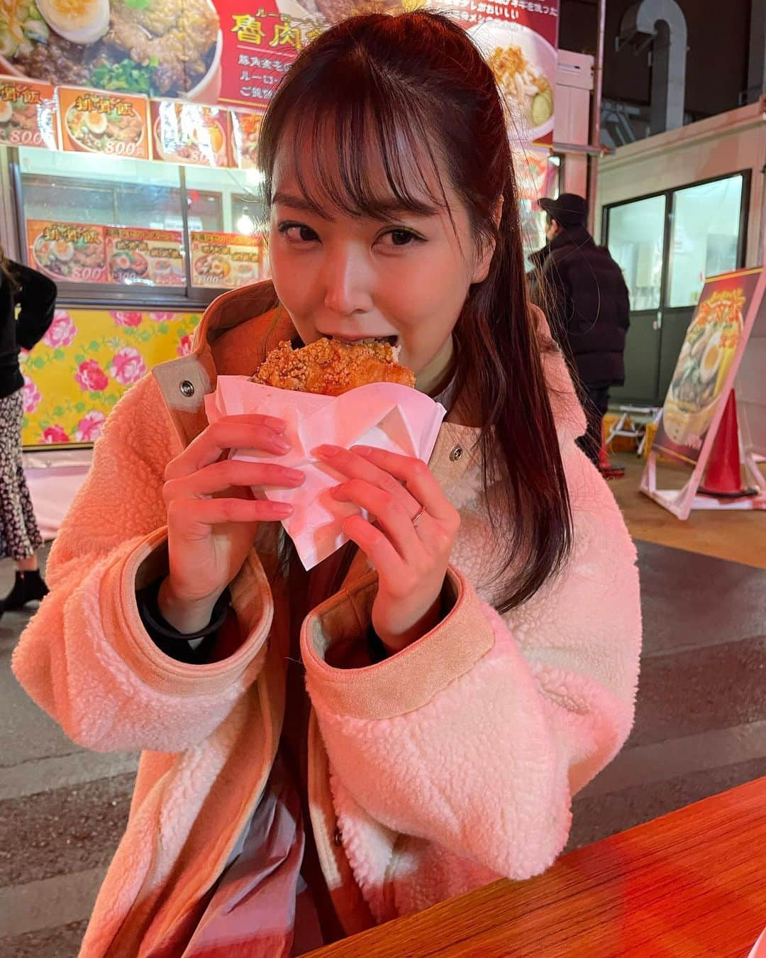 白間美瑠さんのインスタグラム写真 - (白間美瑠Instagram)「食べてる時が1番幸せ❤️ ・ この写真は、今日アップしたYouTubeの動画の🥢🥡 ・ 台湾グルメ、美味し過ぎた！ 辛いのも、パクチーも大好きだから、お腹が幸せだった❤️ #毎日投稿　#食す　#台湾祭」2月1日 23時31分 - shiro36run