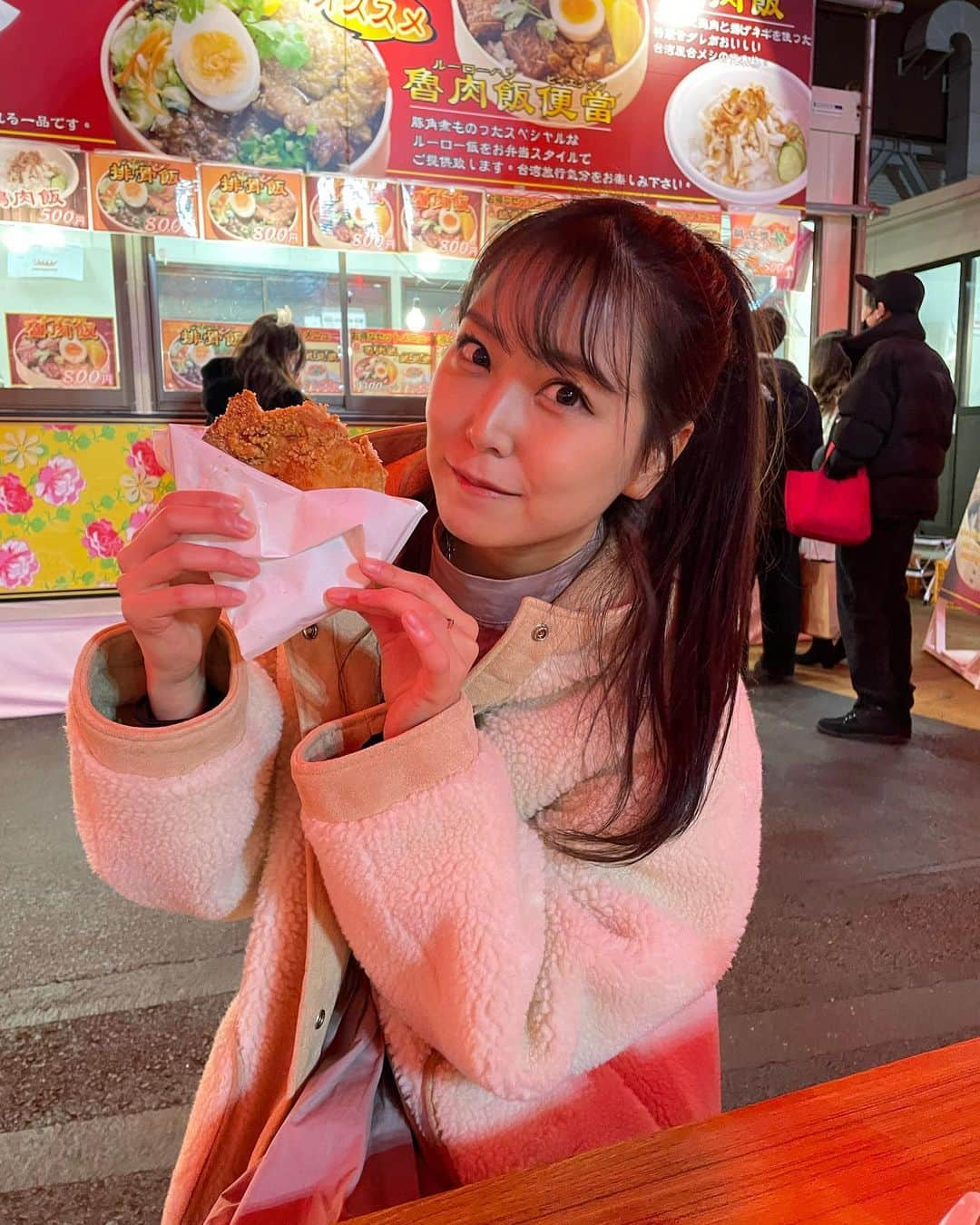 白間美瑠さんのインスタグラム写真 - (白間美瑠Instagram)「食べてる時が1番幸せ❤️ ・ この写真は、今日アップしたYouTubeの動画の🥢🥡 ・ 台湾グルメ、美味し過ぎた！ 辛いのも、パクチーも大好きだから、お腹が幸せだった❤️ #毎日投稿　#食す　#台湾祭」2月1日 23時31分 - shiro36run