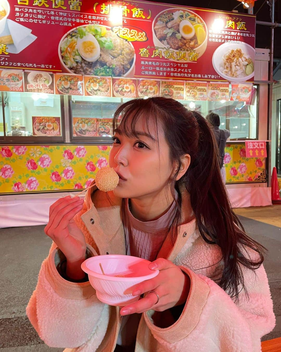 白間美瑠さんのインスタグラム写真 - (白間美瑠Instagram)「食べてる時が1番幸せ❤️ ・ この写真は、今日アップしたYouTubeの動画の🥢🥡 ・ 台湾グルメ、美味し過ぎた！ 辛いのも、パクチーも大好きだから、お腹が幸せだった❤️ #毎日投稿　#食す　#台湾祭」2月1日 23時31分 - shiro36run