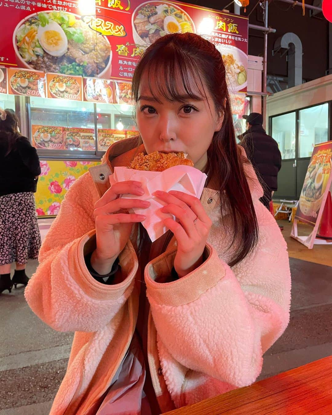 白間美瑠さんのインスタグラム写真 - (白間美瑠Instagram)「食べてる時が1番幸せ❤️ ・ この写真は、今日アップしたYouTubeの動画の🥢🥡 ・ 台湾グルメ、美味し過ぎた！ 辛いのも、パクチーも大好きだから、お腹が幸せだった❤️ #毎日投稿　#食す　#台湾祭」2月1日 23時31分 - shiro36run