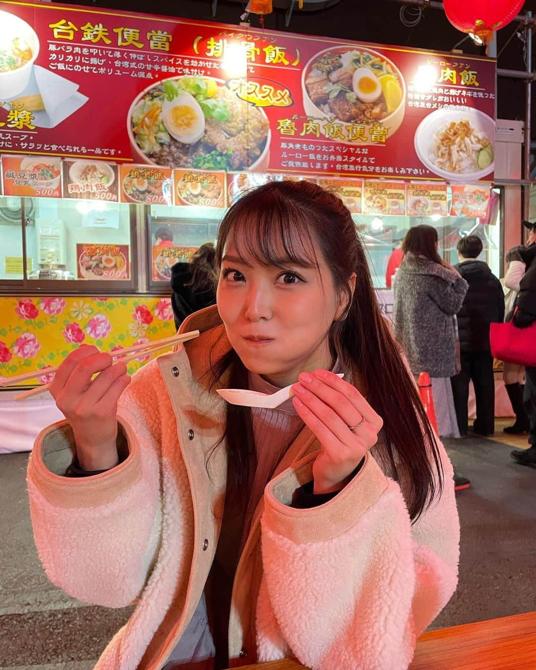 白間美瑠さんのインスタグラム写真 - (白間美瑠Instagram)「食べてる時が1番幸せ❤️ ・ この写真は、今日アップしたYouTubeの動画の🥢🥡 ・ 台湾グルメ、美味し過ぎた！ 辛いのも、パクチーも大好きだから、お腹が幸せだった❤️ #毎日投稿　#食す　#台湾祭」2月1日 23時31分 - shiro36run