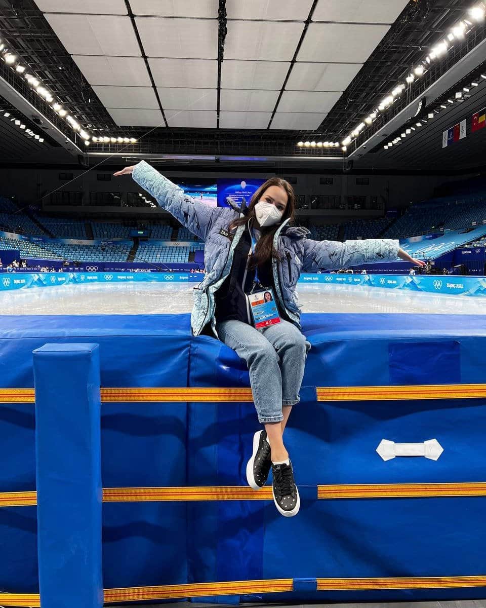 アリーナ・ザギトワのインスタグラム：「Пекин-2022! Совсем скоро здесь начнутся Олимпийские игры 🥰 ⠀ Такая ностальгия😍 Очень рада вновь погрузиться в эту атмосферу💫 ⠀ В этот раз я буду в роли корреспондента, который следит за событиями и освещает их. Для меня большая честь быть связующим звеном между спортсменами и их болельщиками по ту сторону экрана 🙏🏻 ⠀ Желаю всем огромной удачи, наберитесь сил и терпения! Болею за каждого, вы огромные молодцы, и у вас все получится ♥️ ⠀ Следите за нашими спортсменами на @1tv , будет нереально круто! ⠀ #Beijing2022 #olympics #КомандаГероев #пекин2022 #wewillROCyou」