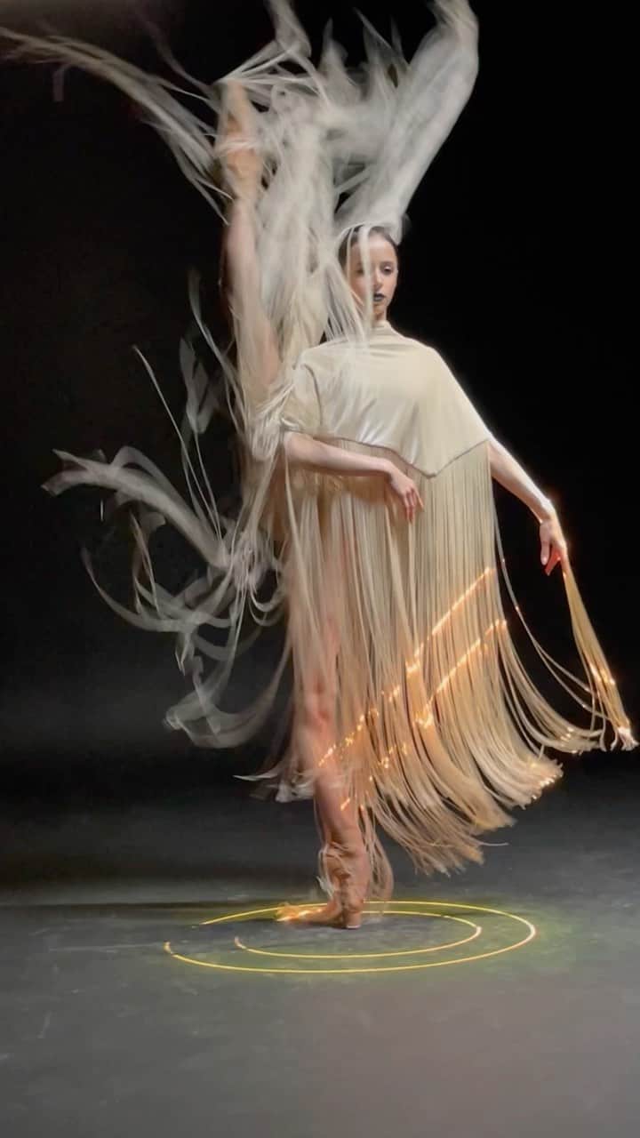 マリア・コーレワのインスタグラム：「Till the end 🤨 Having lots of fun experimenting with the wonderful @alisaaslanova during the shoot for @balletmagazinerussia 😆  До конца 🤨 Когда на съемке очень весело 😆 Экспериментировали выдумщицей, прекрасной @alisaaslanova для @balletmagazinerussia ✨」