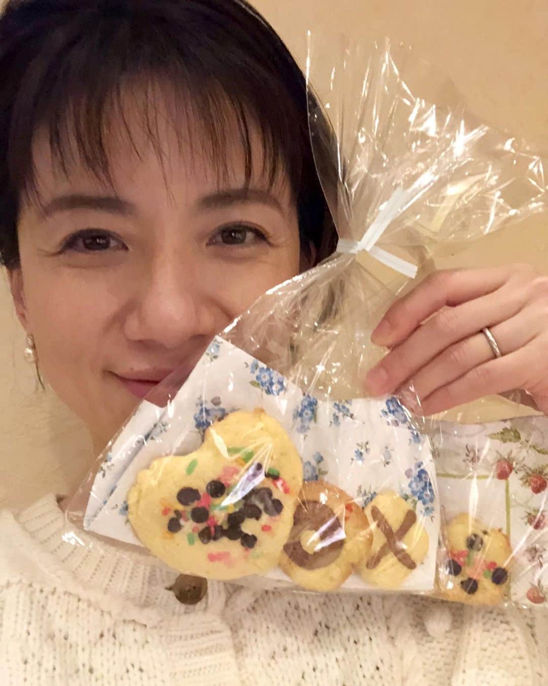梅津弥英子さんのインスタグラム写真 - (梅津弥英子Instagram)「🎁 めでたく？ゾロ目になった私に、可愛い甥っ子姪っ子から手作りクッキーが届きました。家族に祝われ、幸せ酔いどれ誕生日でした。 #誕生日プレゼント #手作りクッキー #娘や息子からもプレゼントをもらうなんて #としをとるのもわるくない」2月2日 0時30分 - yaeko.umezu