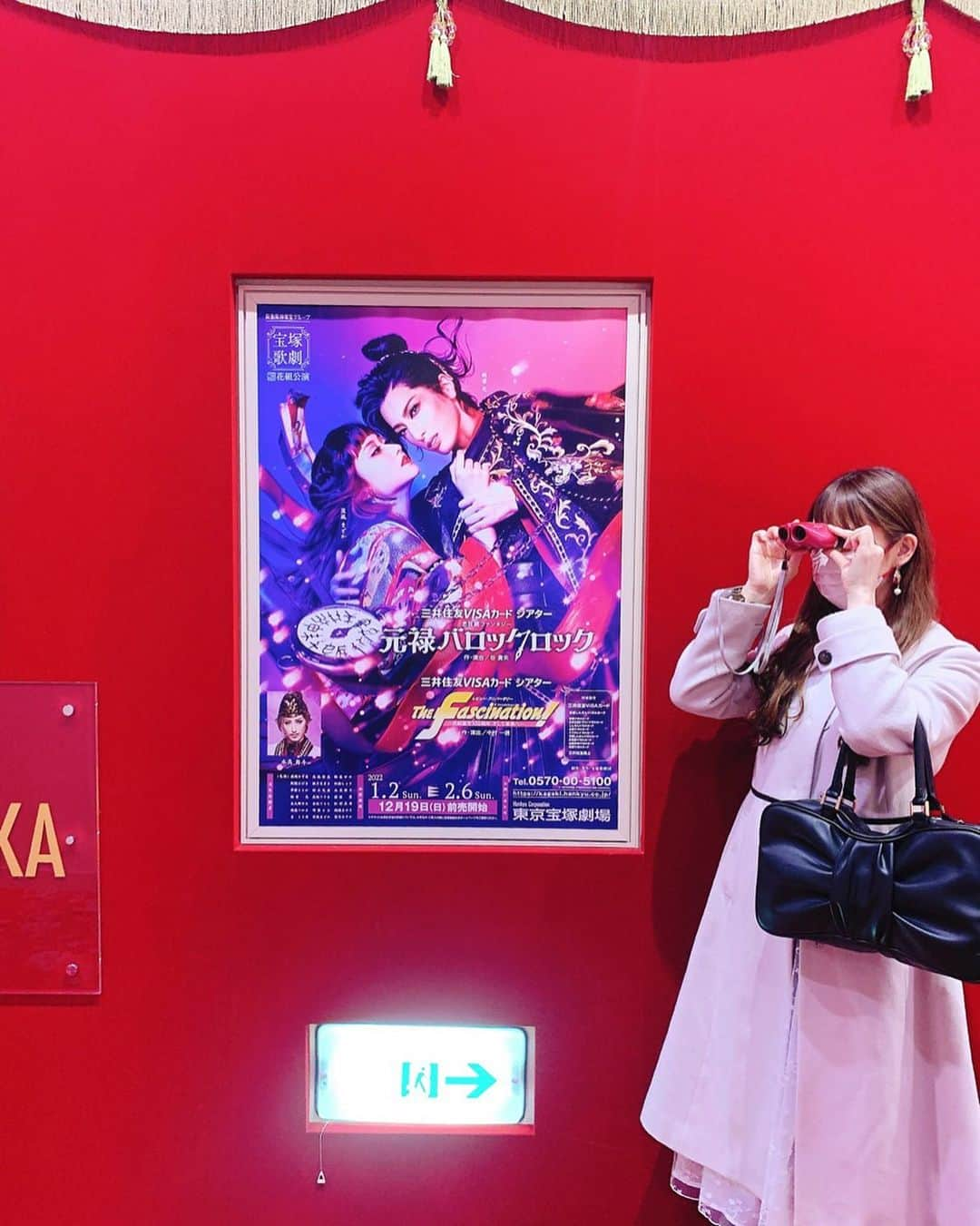 深澤翠さんのインスタグラム写真 - (深澤翠Instagram)「宝塚花組公演 🌸元禄バロックロック/ The Fascination🌸  観劇して参りました これは何度も何度も何度も観たい作品でした😭他のチケットがお亡くなりになってしまったので今回の一回のみ🎟全然足りないよ  トップコンビのおふたりがえぇぇ距離感！大変！近い近い近い！あらまどちそんなオラオラしちゃって！あらまあそんな格好して！オペラでガッツリみるけど！！！！はい可愛い！！！って心の中で大騒ぎしておりました。 アクロバティックキッスやばくないですか？まどかちゃんが花組でも幸せそうで良かったです♡  そして音くり寿ちゃん♡ ツナヨシ様！なにこれなにこれエキセントリックくり寿だ！大好物ー！！！はぁぁこれだよこれなんだよ私が観たかったくり寿！ショーでもくり寿ちゃんの出ているところはくり寿以外目に入らない♡困る♡聖乃あすかちゃんと組んでいるところが最高に良くてあと30分は観てたかった♡  後5回は観たかった… コロナが憎い…  #花組 #元禄バロックロック  #宝塚歌劇団」2月2日 0時43分 - midorifukasawa