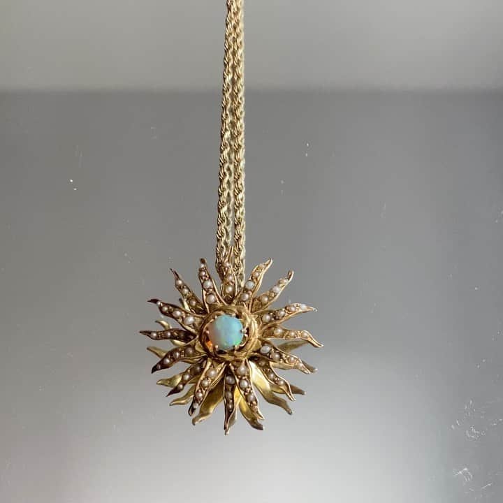 ルル フロストのインスタグラム：「Admiring this beauty one last time. Our Antique Sunburst Opal Pearl Barbara Necklace is off to its new home, farewell mon ami! 😘 #withlove #lulufrost #vintage #vintagecharms #lfcharms」