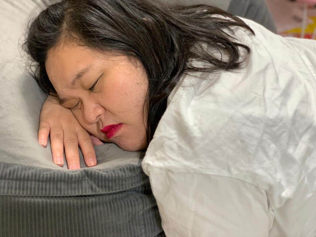のインスタグラム：「君に触りたい #ぼる塾 #田辺さん #居眠り #お疲れ様 #どんな夢をみてるのかな？ #その夢に私はいるかな？ #いないよな #いるわけないよね #可愛い #大好き #愛おしい #ありがとう #ちゅーしたい」