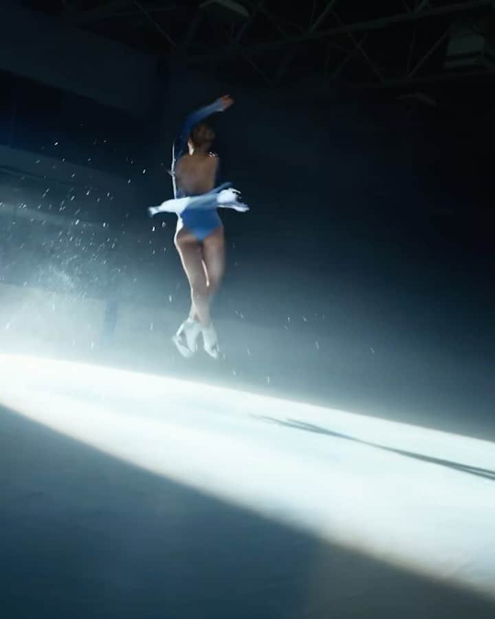 アンバー・グレンのインスタグラム：「Gravity   As @delta knows, without gravity, you can’t have lift – and in figure skating, it’s important to fly✈️💙 #deltapartner #ad #ThankYouDelta」