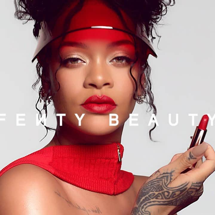 リアーナのインスタグラム：「introducing…ICON!! @fentybeauty’s new lipstick collection 💋💄a curated range of 10 bold reds and classic nudes. this soft-matte formula is everything y’all - it includes hyaluronic acid and vitamins C & E for comfortable, lasting wear. the earth-conscious packaging is refillable and ultra-luxe….coming feb 4!!」