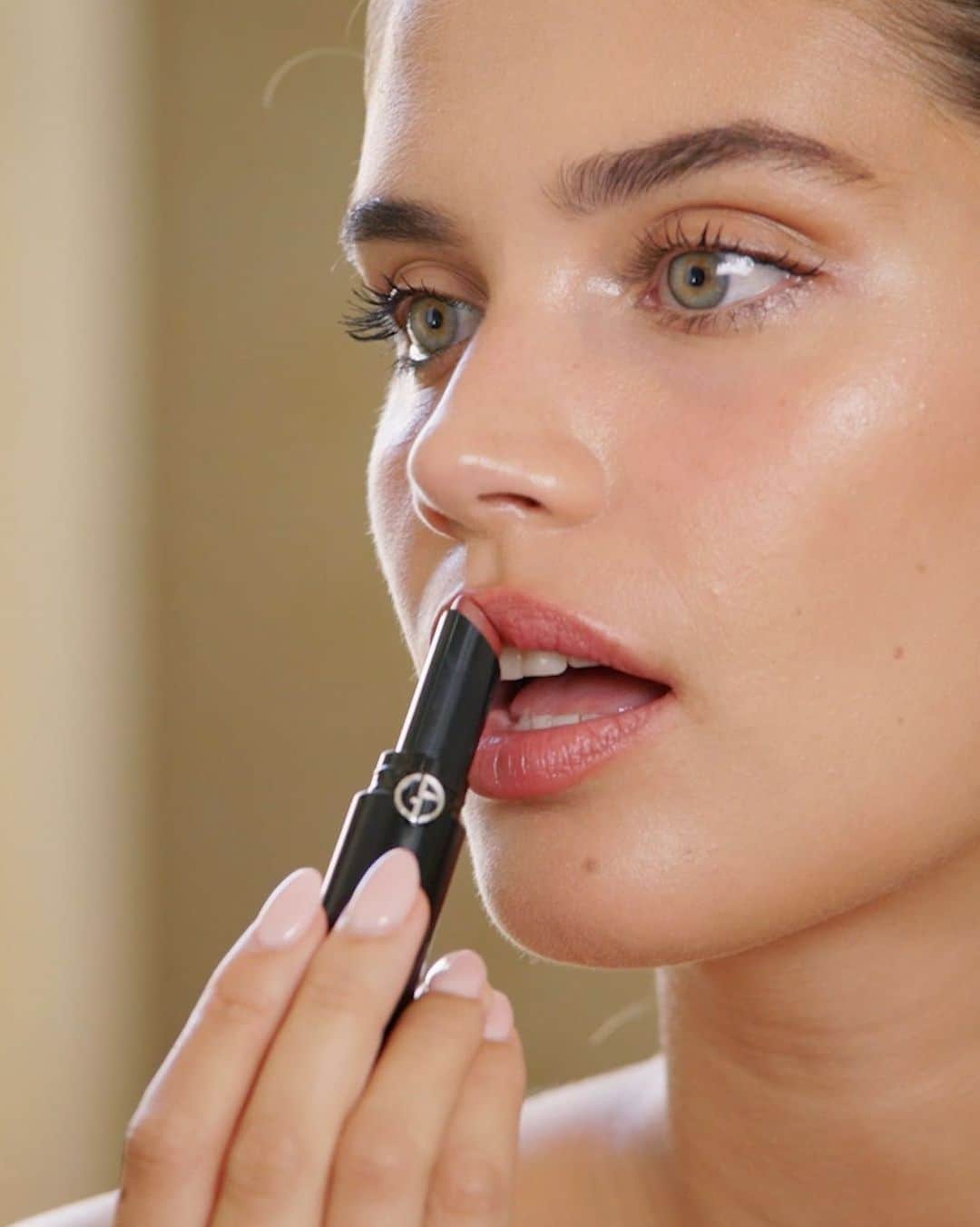 サラ・サンパイオのインスタグラム：「I always get asked what shade I use on my lips. I love the shade 504 from  @armanibeauty ‘s LIP POWER. It has a little berry tone that compliments my natural lip color 🥰  #ArmanibeautyPartner #Armanibeauty #ArmaniLipPower」