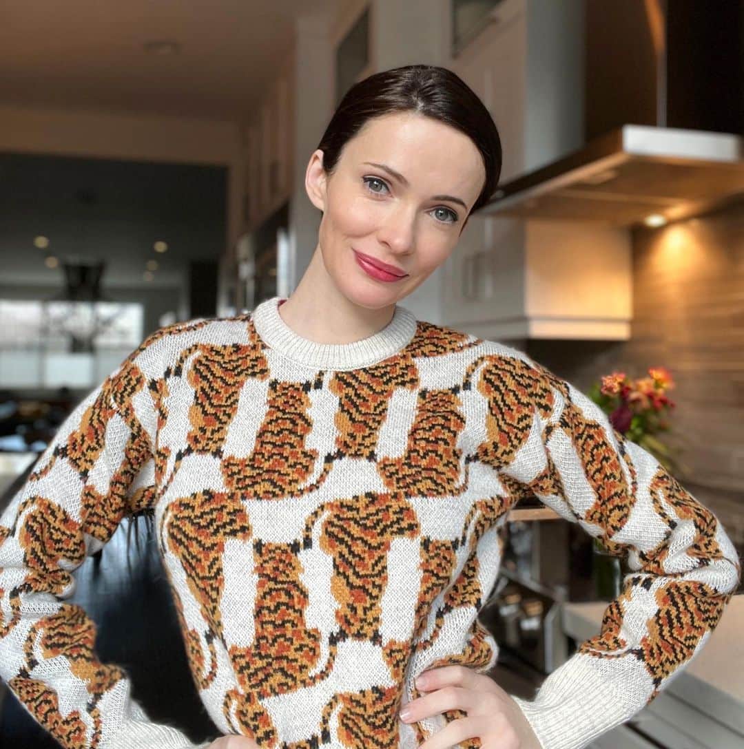 ビッツィー・トゥロックのインスタグラム：「Happy #LunarNewYear! #YearOfTheTiger 🐯 👚: @toryburch」