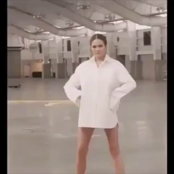 セレステ・バーバーのインスタグラム：「Dance like millions of people are watching and the video quality is shit.   #celestechallengeaccepted  #celestebarber  #funny  #chrissyteigen」