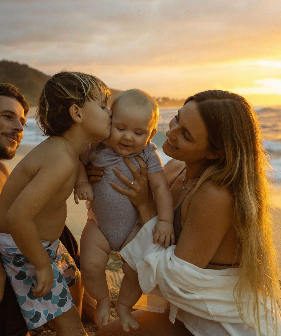 アラナ・ブランチャードのインスタグラム：「Some more photo that @estherscanon captured of our crazy little family🥺」