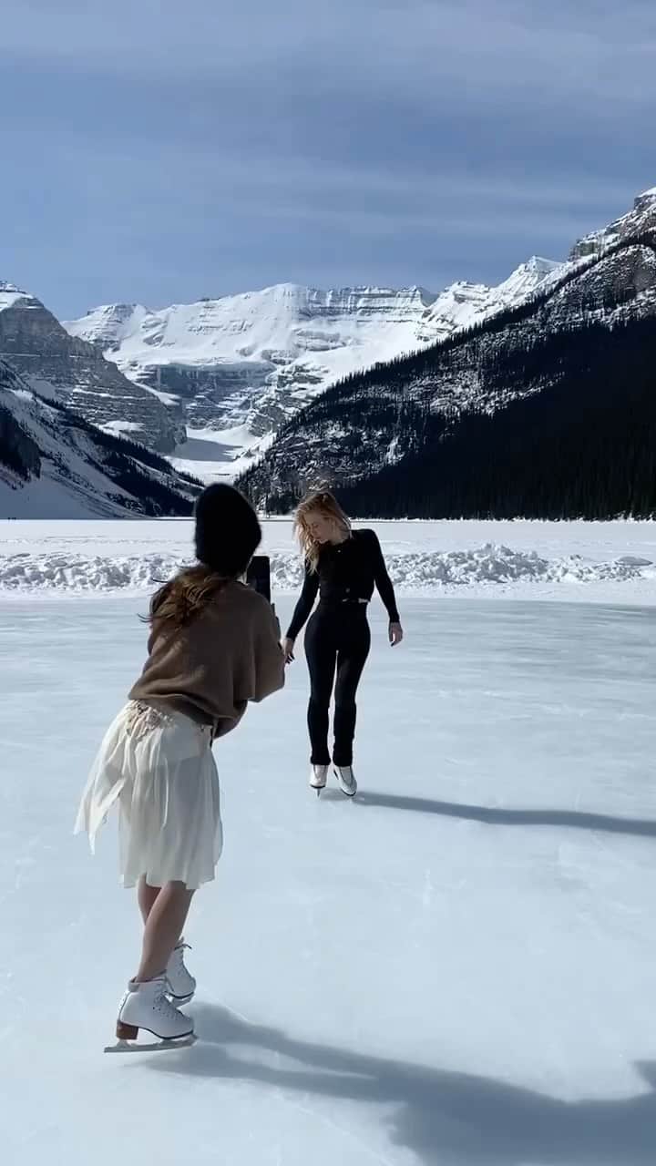 タラ・リピンスキーのインスタグラム：「Sweet Dreams of made of this. 🍭☁️  One of the coolest experiences to skate on Lake Louise. @carlottaedwards 🤳🏻   #Figureskating」