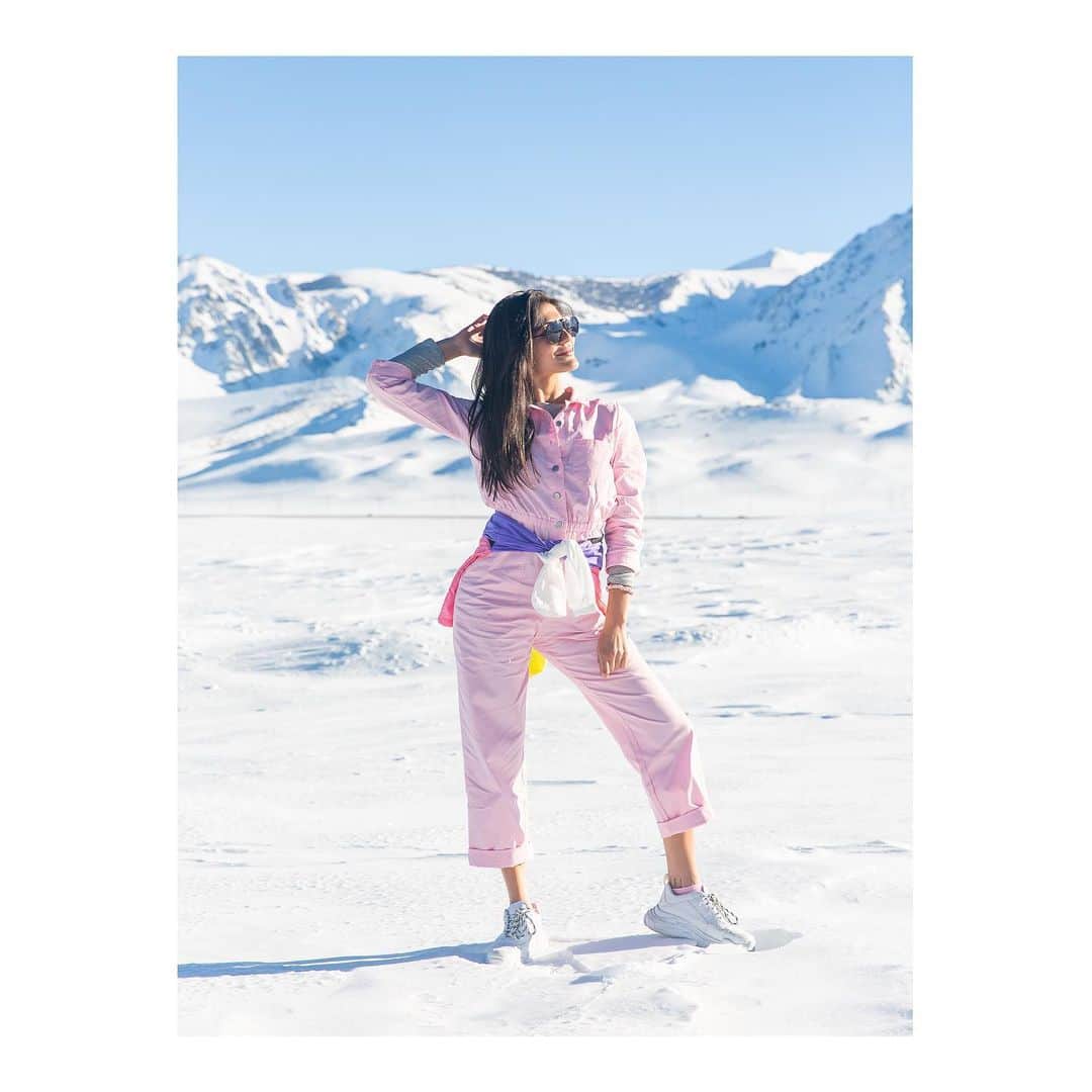Dylon Yorkのインスタグラム：「Colorful & cool w @saramontazami This was that time we set up a champagne toast pop up in the ice. Fun times with @corkcicle ☃️」