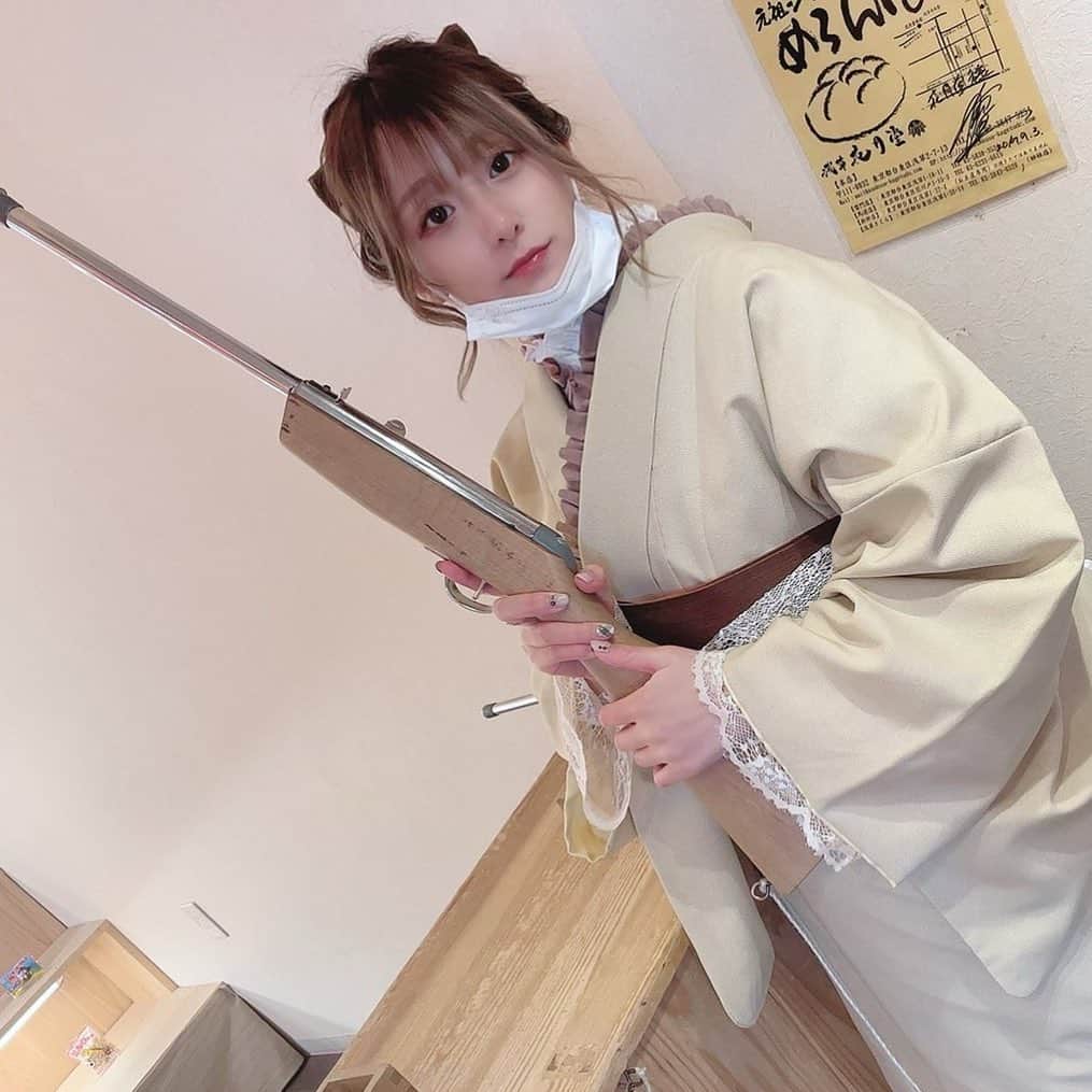 吉良りんのインスタグラム：「. . めちゃくちゃ射的で景品ゲットして 楽しかったですヽ(•̀ω•́ )ゝ . 初詣今更行ってきました . #vasara #vasara浅草店 #着物 #浅草寺 #初詣 #射的」