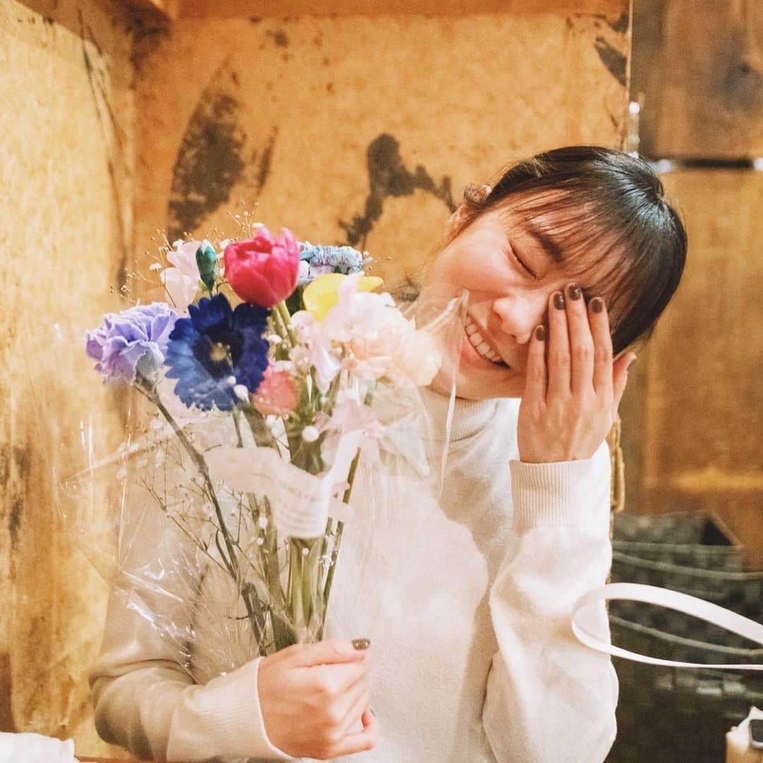 高田夏帆さんのインスタグラム写真 - (高田夏帆Instagram)「今年に入って2度目のハッピー いやぁ、皆泣かせてくるんだよ 粋な大人達が周りに沢山いる 与えてもらってばかりだなぁ 大感謝2022🌷 ☎︎ @iscreamiki」2月2日 16時55分 - takadakaho