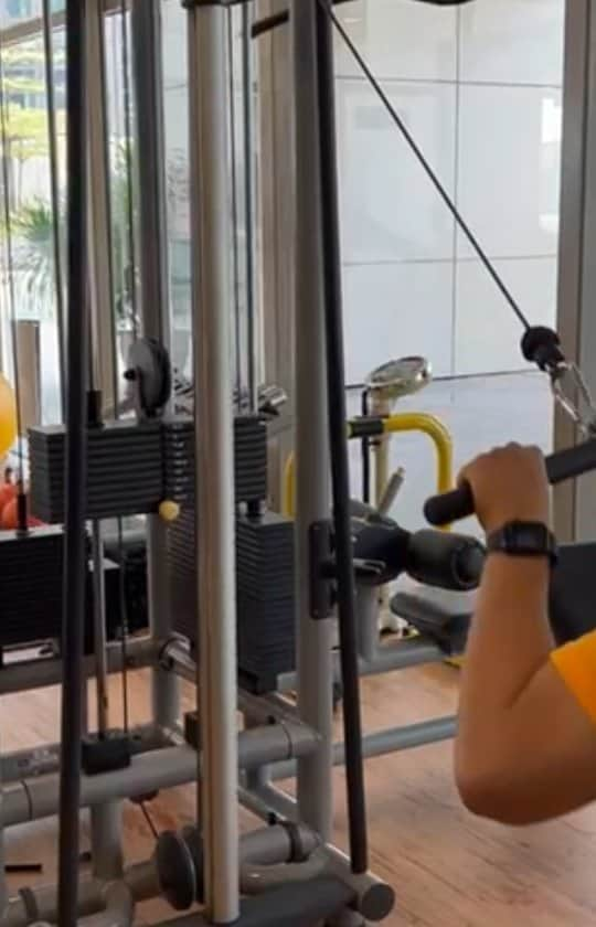 ナジブ・ラザクのインスタグラム：「Pagi bangun check berat badan. 😳  Saya pergi gym workout sikit lah. Push lebih sikit hari ni.  Kena jaga pemakanan.   Bertambah banyak kalori minggu ni sambut CNY dengan kawan-kawan.」