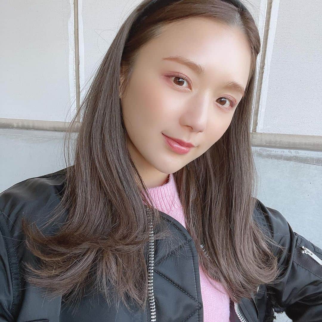 ひよんのインスタグラム：「👸💓  自撮り。 2枚目の手の位置が謎すぎる😯  #ひよん」