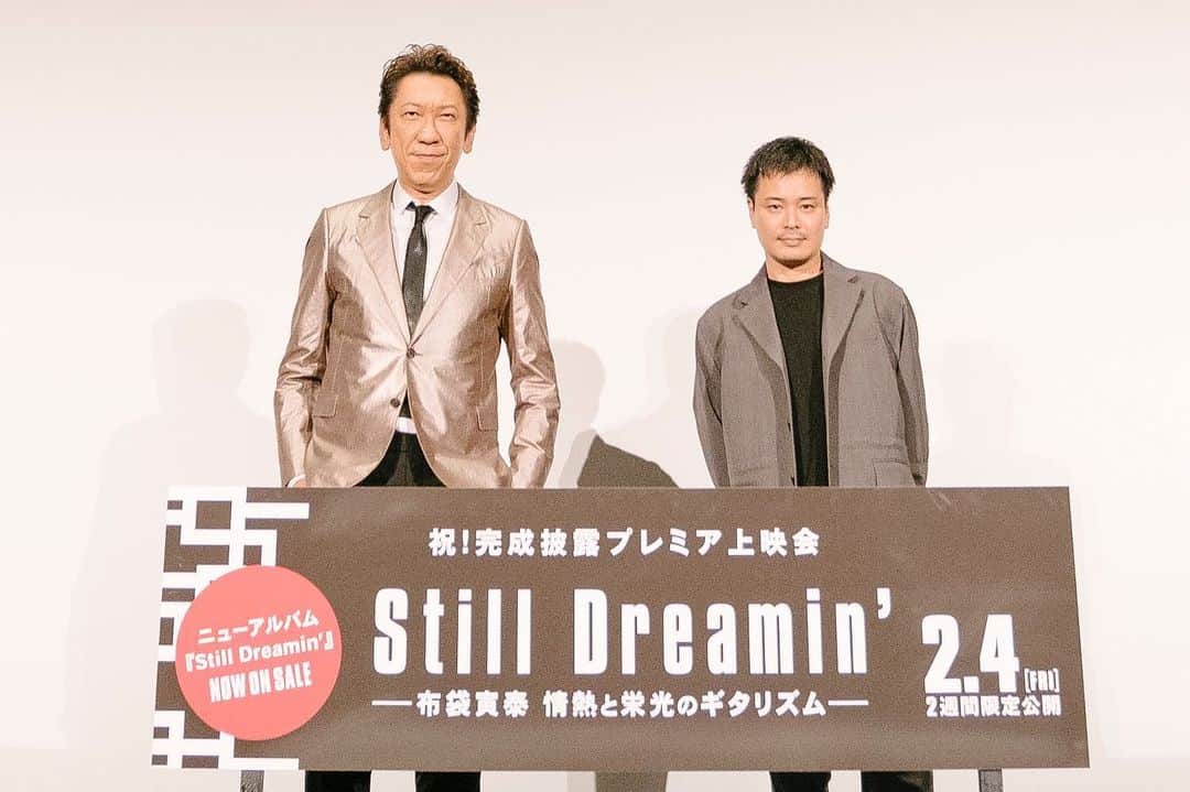 のインスタグラム：「昨日は沢山のお祝いメッセージありがとうごさいました。嬉しくて照れ臭くて、でも誇らしい還暦のスタートでした。ロックンロール・ジェントルマン目指してさらに光を追います！ 映画「Still Dreamin’」完成披露プレミア上映会」には集まってくれたみなさん、映画はいかがでしたか？封切りも2月4日に迫りました。一人でも多くの方々に観ていただきたいです。どうぞよろしく！そして、ニューアルバムはもうお手元に届きましたか?皆さんの感想を聞くのが楽しみです。聴けば聴くほど発見のある最高のアルバムです。毎日楽しんでくださいね！photo by 山本倫子 #布袋寅泰 #石田雄介　#stilldreamin」