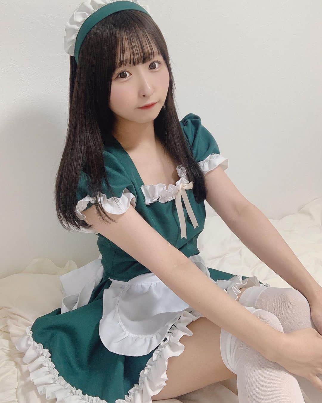 咲山しほのインスタグラム：「♥ . . みんなは誰かに本命チョコ あげたりするのかなあ？ ˶ ̇ᵕ​ ̇˶💕 . . #maid #maidcosplay #メイド #メイド服 #メイドコスプレ #ニーハイ #絶対領域 #コスプレ #コスプレ女子 #バレンタイン #japanesegirl #偶像 #4l4 #folow4folow #自拍」