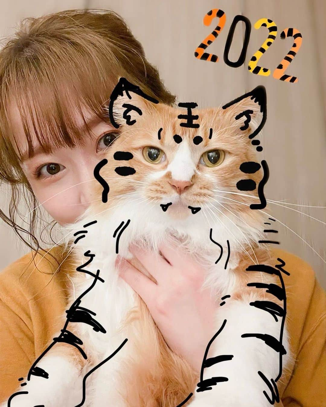 津田麻莉奈さんのインスタグラム写真 - (津田麻莉奈Instagram)「#おはよーちゃん  うちの虎🥰🥰🥰  友達が作ってくれたお気に入りの画像 旧暦のお正月なので載せてみます🎍 運気の切り替わって行くタイミング、 いいことたくさんの年になりますように。  今日は #川崎記念 🏇  毎年恒例の #猛虎特別 もあります🐄🐅  配信あります。 よろしくお願いします〜  【予想動画】川崎記念 直前予想討論会 ▶️ https://youtu.be/ANiSGuFX2MU  【川崎記念 楽天競馬LIVE】トリオチャレンジ 【今日13:30-配信】 ▶️ https://youtu.be/hEyT6LbrEtI  どちらも楽天競馬(@RakutenKeiba) 公式YouTubeチャンネルにて。 ぜひご覧ください。  −−−−−−−−−−−−−−−−−−−−−  #虎太郎 #こたろう #雑種猫 #ミックス猫 #ねこ　 #ねこ部 #ねこすたぐらむ　 #猫#猫好き #catstagram #catphoto  #catlover#고양 #instacat#cat #まりなる #津田麻莉奈」2月2日 10時57分 - tsudamarinal