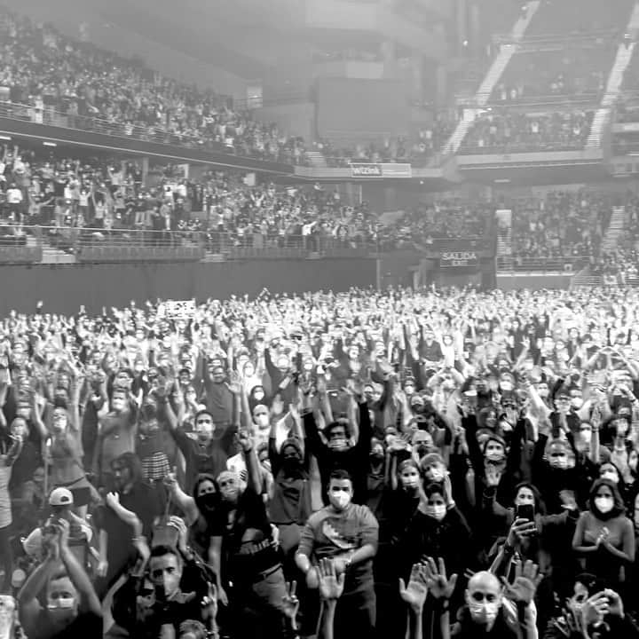 ブライアン・アダムスのインスタグラム：「Madrid, Espana ❤️ 1 Feb, 2022 Even singing through masks everyone sounded incredible!Great night, and so great to be playing again. #bryanadamssohappyithurts #pancontomate 🍅」