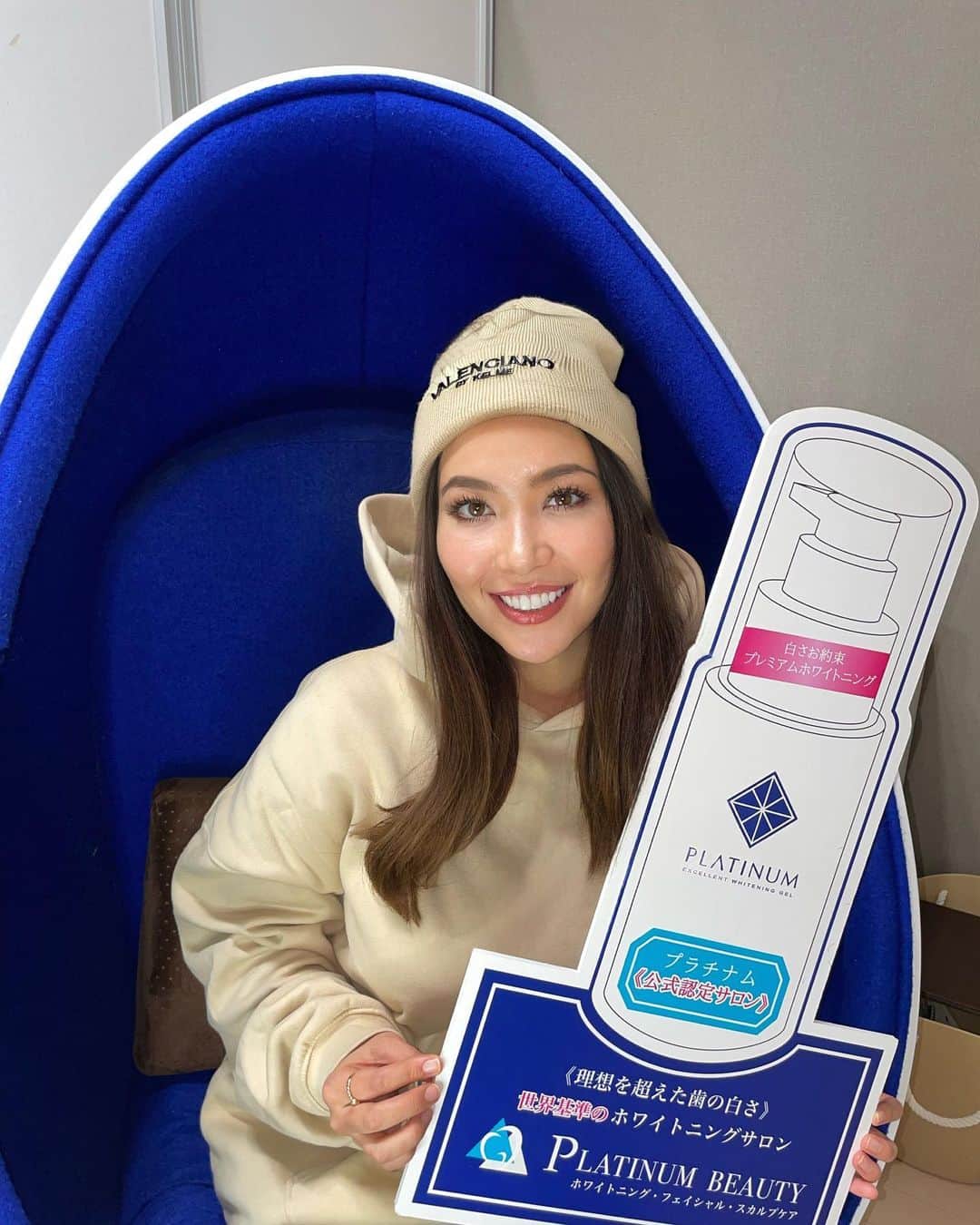 エリカ・セイラさんのインスタグラム写真 - (エリカ・セイラInstagram)「@platinum_beauty_sibuya で歯のホワイトニングしてきたよ🤍  全然しみなかったし、1回で4トーンくらい上がって嬉しい🤍やっぱり歯は白い方がテンション上がるな🤍🤍  私のインスタ見たって伝えれば、通常30分33000円が2970円になるから、歯を綺麗にしたい子は行ってみて🤍  プラチナムビューティー渋谷本店に、 DM予約、LINE予約、電話予約 してみてね!!📩📲  @platinum_beauty_sibuya  渋谷ホワイトニングプラチナムビューティー渋谷本店 住所：東京都渋谷区円山町5-4 TEL：07013750930 LINE🆔6391425173  #渋谷 #ホワイトニング #インフルエンサー #モデル #eurasian #wasian #halfjapanese #shibuya #valencianobykelme  #ホテルスパ #ホテルプール #ナイトプール #vacation #夜景#vacationphotography #resorthotel #ホテルステイ #travelphotography #ホカンス #旅行 #hotelspa #ステイケーション #横浜 #みなとみらい #サウナ #yokohama #traveljapan #富士山 #sunset #jacuzzi」2月2日 11時31分 - erica_sarah_
