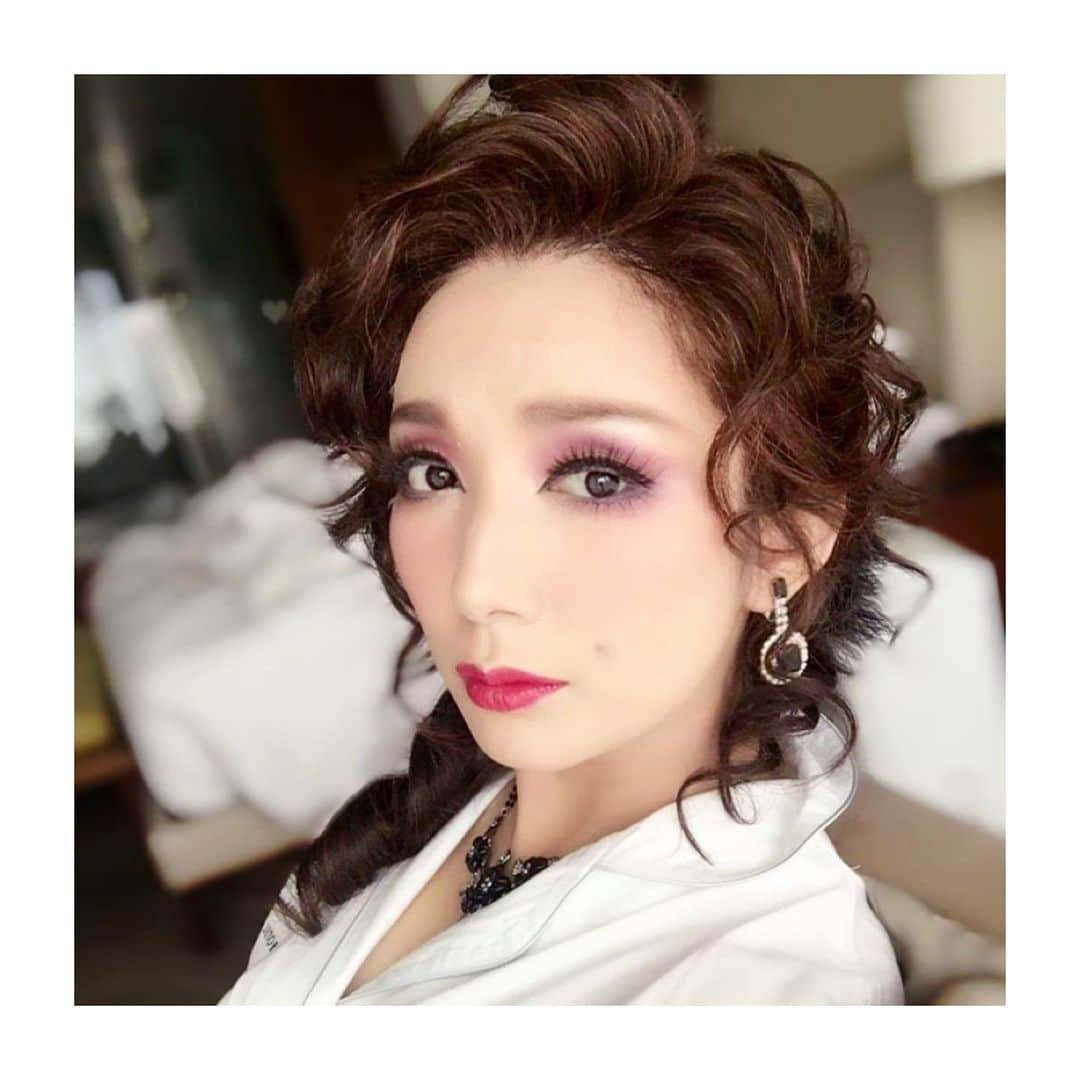 沙央くらまさんのインスタグラム写真 - (沙央くらまInstagram)「先日オンラインサロンにて、  元気が出ない時にみる宝塚の作品 一押しは月組公演 『ALL FOR ONE』 というはなしで皆様と盛り上がりました。  彼女が一途に恋したルイ14世は実は女性だったー！てゆうなんとも切ないけどチャーミングなお話なんですが、 いつも前向きなモンパンシェ侯爵夫人💎  この役をきっかけにわたしの人生はかなり転機を迎えたと思います。  卒業する前に出会えてよかったと心から思える役でした。 イケメン三銃士をはじめ、愛しいキャラクターが次々と出てくるのも見どころ。  この時に輪っかのドレスなどの所作、娘役さんとしての学びも？wありました。  まだご覧になってない方は是非DVD📀Blu-rayで観てください！ ご感想も、、、。  ちなみに私の退団発表はこの作品の1部の2部の幕間休憩にされたため、2幕の笑える登場をファンの皆様が泣きながら見守ってくださった事も懐かしい思い出。  衣装姿は載せて良いかわからなかったので謎のパジャマモンパンシェ載せておきますw  ２枚目のポスター写真。 @lesliekeesuper さんだったのですが 専科写真集を作りたいと言ってくださったのは本当に嬉しかったです♪  #モンパンシェ侯爵夫人 #ALLFORONE #沙央くらま #男役 #月組 #専科」2月2日 11時53分 - kurama_sao