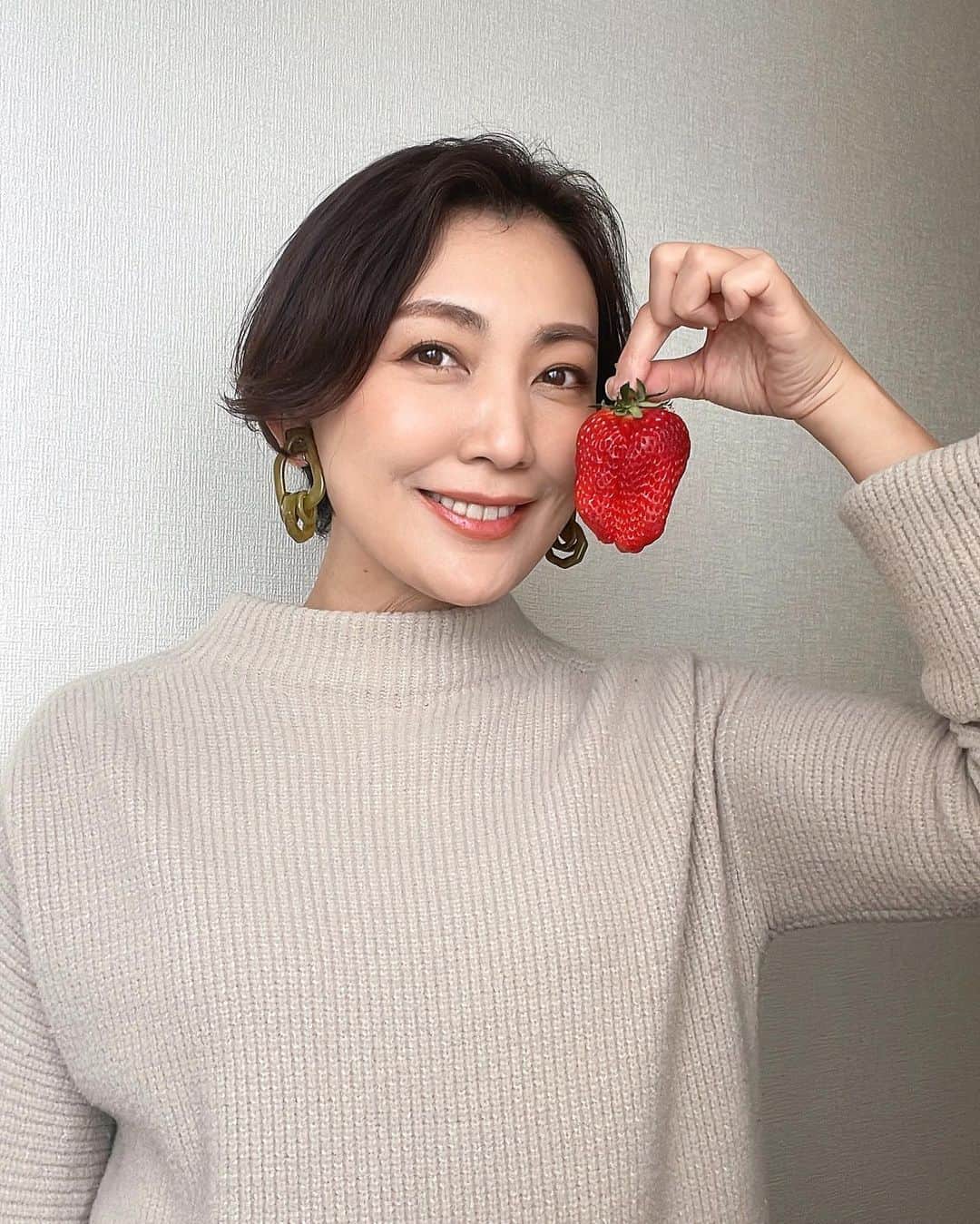 田中美里のインスタグラム：「皆さん、お久しぶりです。 お元気でしたか？  あっという間に２月。  まだまだ会話をする時はマスクが必要な日々ですが、マスクの中は笑顔でいられるように過ごしていけたらな思います。  皆さんも心と身体を大切にお過ごしくださいね。  あ、今朝はすっごく美味しい苺が届きました〜！  #苺 #美味しい」