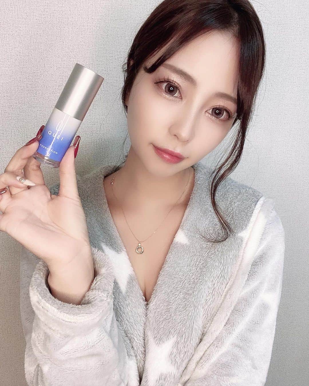 福井柑奈のインスタグラム：「魔法のファンデ🧙‍♀️  今話題の「色が変わる」ファンデーション使ってるよーん☺️💓 塗り込んだら元々白いファンデーションが自分の肌に合う色に変わるの😳 凄いことだわぁ〜👏 3枚目に動画載せてるんだけど手がパンパンなのは気にしないでください😂  SPF50+のファンデーションだから 日焼け止めにもなるよ❣️ マスクヨレが少なくてメイクも崩れない✌︎ ナチュラル仕上げになるのはいいよね〜🥰 私はベースメイクで使ってます！！  #QUEI #クエイ #カラーチェンジファンデーション #monipla #quei_fan #ファンデーション #ファンデ #色が変わるファンデ #ベースメイク #ウォータープルーフ #spf50 #日焼け止め #日焼け止め下地 #下地 #美容 #美容好きな人と繋がりたい #beauty #beautiful #skincare #makeup #makeuplife #instagood #instamood #style #daily #dailylook #dailylife #love #igdaily #igers」