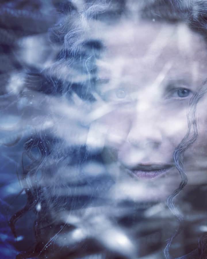 のインスタグラム：「No you can’t ….. BUT you can tune in March 6th to find out what’s going down on Fraser’s Ridge  @outlander_starz」