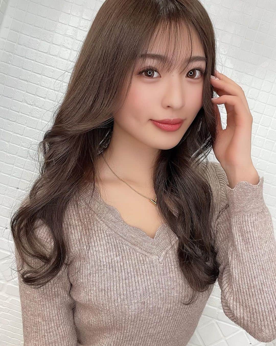 MIYABIのインスタグラム：「先日　@ankhcross_harajuku さんにて カラー＆超音波トリートメントして頂きました💇🏼‍♀️  髪の毛が伸びてきたので、エクステ卒業と共に、かきあげ前髪とシースルーの2wayをその日の気分で楽しめるように作って頂きました💜  @tamako_tamako さんは、いつも完璧な髪色に仕上げてくださるので本当に大満足です☺️✨  ありがとう御座いました🙇‍♀️  #アンククロス  #超音波トリートメント」
