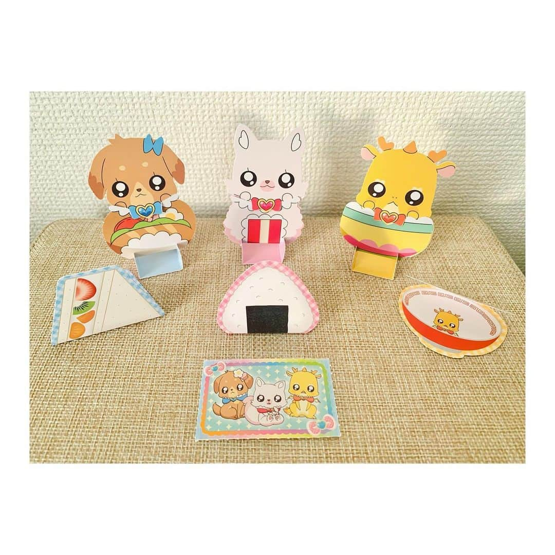 日岡なつみのインスタグラム：「🥪🍙🍜  #たのしい幼稚園 3月号の付録が めちゃくちゃ可愛かった〜🥺💕 時を忘れて楽しんじゃったよ…(ｱﾗｻｰ)  パムパムたちのメモカード♡ 中にメッセージが書けちゃうんだけど、 かわいすぎて使えない…🥰  3人を色んなお洋服に着せかえして遊べちゃう♡ 他にもまだまだバリエーションがあって、 組み合わせが楽しかった〜☺️  カラフルいろえんぴつ♡ このえんぴつ凄い！ 普通に塗ってるだけなのに、 色んな色が混ざり合っておしゃれになる〜♪  遊んだあとはお片付け♡ バインダーに全てしっかり収納できる！ ぎゅってしまわれてるパムパムかわいい💙笑  他にもお手紙セットやシールやなりきりセットなど、 盛りだくさんだったよ〜〜❣️ 癒された…🤤🤤  #デリシャスパーティプリキュア  #デパプリ #プリキュア #precure」