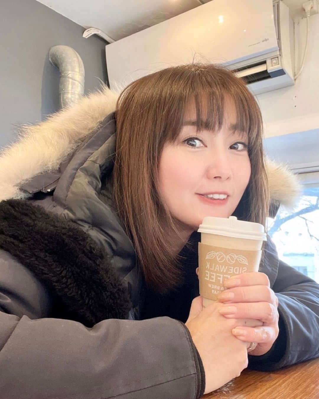 吉永愛さんのインスタグラム写真 - (吉永愛Instagram)「休憩〜☕️ 明日からの京王百貨店様でのポップアップの搬入の準備しております！ 詳細です⬇️  ★Preum ポップアップ情報★ 外からも中からも美しく”そんな想いからコラボが実現しました。今回はバレンタイン限定パッケージで京王百貨店さまで期間限定で販売します！  Preūmからは抗酸化作用と保湿に優れた「マルラオイル」「バーム」「ハンドクリーム」と、人気商品がずらり。そして複数のハーブをブレンドさせたＮＹ流メディカルハーブティー「マダムNY ローズカカオティー」がそれぞれセットとなった限定商品は３種類、お得な価格で販売予定です。 ※その他のラインナップも会場で購入可能 大きなリボンが特徴的な、見た目も可愛いセットは、冬の乾燥を防ぎ、ハーブの力で心と体のバランスを整えます。 まだまだ寒さが厳しい季節です。いつも頑張っている自分へのご褒美や、大切な方へのプレゼントにいかがですか？。 （吉永も担当でお待ちしております）@a.i.yy  ★開催場所：京王百貨店 新宿店 6階 家庭・文化用品部 ★期間：2022年2月3日（木）～9日（水）の7日間 ★営業時間：10:00～20:00  @preumbeauty  @salonde3ashiya   #rosemary  #preum #ポップアップ #池袋パルコ  #調布パルコ  #スキンケア #保湿 #オーガニック #敏感肌 #エイジングケア  #オーガニックバーム #マルラオイル  #ハンドケア  #オーガニックローションミスト#nailsalon  #敏感肌 #sheabutter #marulaoil #moringaoil #preumbeauty #handsoap  #handcream  #organicbalm #ageappropriate #skincare #beauty」2月2日 14時50分 - a.i.yy