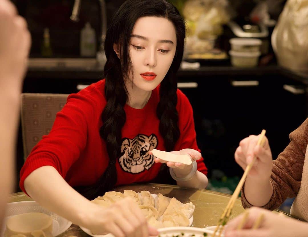 ファン・ビンビンさんのインスタグラム写真 - (ファン・ビンビンInstagram)「饺子(jiǎozi), Chinese dumpling, symbolizes luck and wealth. Chinese dumplings are folded to resemble Chinese sycee. It is our family tradition to gather and make jiǎozi during the Spring Festival. It is believed that eating lots of them will invite good fortune.  jiǎozi 🥟, anyone? 😁」2月2日 15時31分 - bingbing_fan