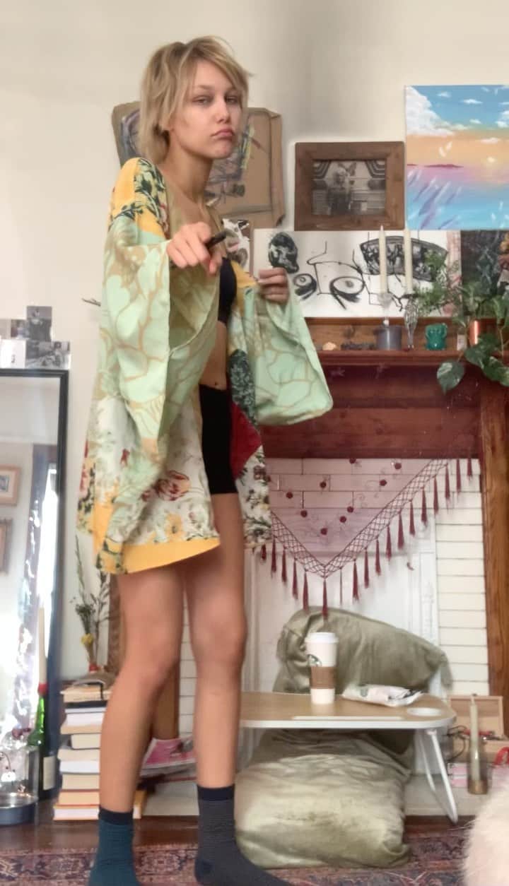 グレース・ヴァンダーウォールのインスタグラム：「We woke up not depressed!! Let’s hear it」
