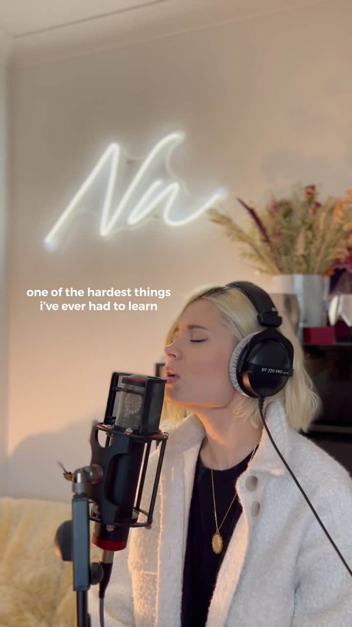 ニーナ・ネスビットのインスタグラム：「I’m soooo excited for this song to come out and for us to all cry together at the next tour 🥺 you can pre-save it now if you like it… (link in bio)」