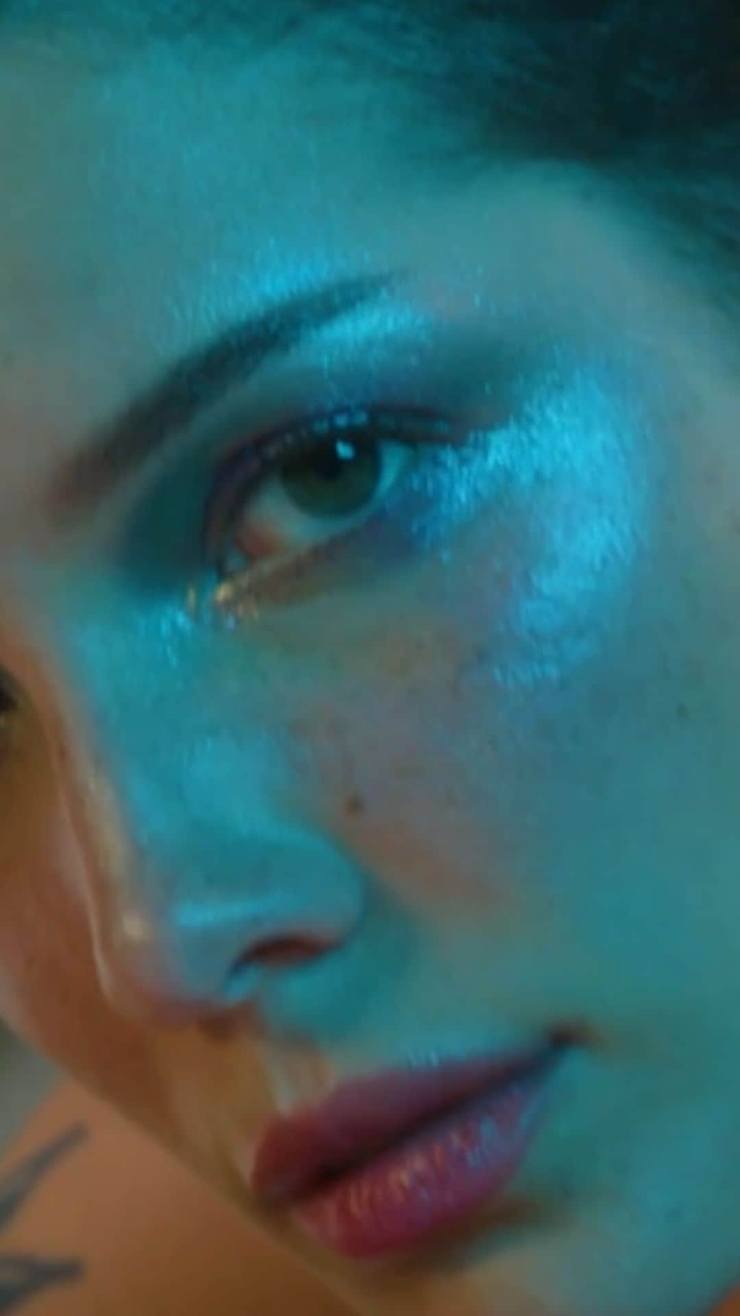 Halseyのインスタグラム：「about-face drop 10 is here 💕 shop our first ever body drop, as well as new fractal dust and light lock highlight fluid shades now on our site aboutface.com   Director - @jamienelson6  Videographer- @kinsey.pro  Music- Icing by @johnglacier  Producer- @nicoleprokes  Editor- @sammymcentire  Halsey Makeup- @iamhalsey  Halsey Hair- @themartyharper  Make Up Artist- @lotstar  Make Up Assistants-  @crazypretty  @jclemens.makeup  @nicolette4beauty  Hair Stylist- @sabrina.porsche  Hair Assistant- @kelseymorganhair  Manicurist- @nails_by_yoko  Manurist Assistant- @tokyo_syrup  Styling- @lynalyson_  Talent- @filthykel  @marwangggggg  @_mireyarojo  @kiersten__kelly  @gilleanmcleod  @huyhldo  @showtimewerner  @mobyybabyy  @ashannabri  @tyracastillo_」