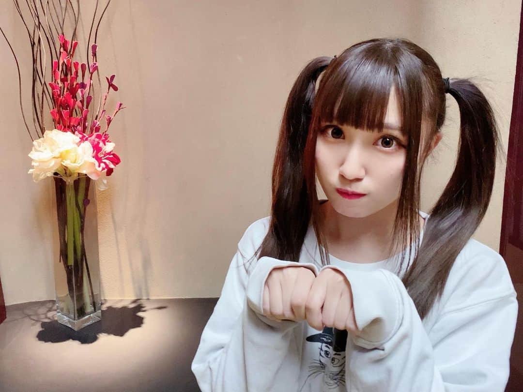のインスタグラム：「2/2はツインテールの日ということであいにゃにツインテールになっていただきました💓 #鈴木愛奈 #ツインテール」