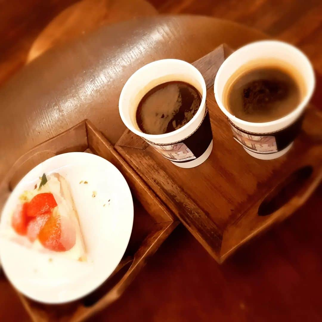 阿部美穂子さんのインスタグラム写真 - (阿部美穂子Instagram)「☕ 何年ぶり？！の夜カフェ 本店ロッテデパートから徒歩5~10分 の所にあるラーメン屋さんと素敵カフェ 몇년만에 밤에 카페에갔네요~ㅎ 분위기도 좋고 행복하다🥰 #韓国#明洞#カフェ#더스팟패뷸러스 #食べたかった#醤油ラーメン#멘텐#🍜 #thespotfabulous#myeogdong#🍓」2月2日 18時01分 - miiko904