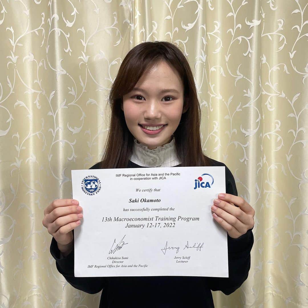 のインスタグラム：「⁡  Grüß Gott🇦🇹  お誕生日を教えてくださった方、おめでとうございます☺️🎉 ⁡ 本日放送分の東大王は学業のためお休みさせていただきました。重大発表とは何なのか、ドキドキしますね👀💥 ⁡ 冬休みには、国際通貨基金(IMF)が実施するエコノミスト養成プログラムに参加しました！  今期は英語コースのみの開催で、参加者の多くは海外での社会経験のある大学院生の方でした。日本語コース開催時は、学部生の参加者がメインのようです。 ⁡ 私が今回の最年少参加者だったこと、また経済学を専門的に学んだ経験がなかったことから、開始前はかなり萎縮してしまっていました。しかし、始まってみると授業は非常に丁寧で、さらに質問したり相談したりしやすい雰囲気だったので、非常に楽しく実りある経験ができました。 ⁡ 過去には私よりも若い参加者の方々もいらっしゃったそうです。IMFはオンラインコース(いわゆるMOOK)も多数提供しているそうで、何を学ぶにも多かれ少なかれ求められる経済学の視点が誰でも体系的に学べるのは大変嬉しいなと思います😆 ⁡ 今回はオンライン開催でした。宿泊がなく少し寂しかったですが、近いうちに対面で会って腹を割って話す機会 (“nomikai communication”ですね笑)を設けてくださるそうでそちらも楽しみです。 ⁡ In the winter break this year, I attended the 13th Macroeconomist Training Program by International Monetary Fund, mainly targeting graduate students studying in Japan as well as overseas Japanese graduate students. Most of participants were non-Japanese graduate students who have work experience for several years. ⁡ At first, I was quite nervous to be the youngest and a participant with no actual experience regarding economics. As the course started, however, the lectures were so detailed that everyone from different backgrounds could comprehend, and all the participants were kind enough to accept any levels of questions.  ⁡ I would love not only to recommend this course to everyone but to introduce you the online lectures by IMF. Considering that economics is related to anyone in today’s society, I’m so glad to know there are open opportunities to learn it anytime. ⁡ -Answers to the questions from the comments on last post- ⁡ ○受験勉強に疲れたときのリフレッシュは、いくつか種類があると思いますが、 ⁡ ・1日の途中で疲労感に苛まれたときは、甘いものを見たり、深呼吸したりするのが良いと思います。試験の合間などにもおすすめです。 ⁡ ・何となく飽きてしまった、気乗りしない、というときは、好きな教科や好きな問題形式などから取り組み始めると段々ノってきて、苦手なものにも手をつけられるという経験則がありました。 ⁡ ・毎晩お笑い番組を見て猛烈に笑っていました。笑うことは免疫力アップにもつながるらしいです。 ⁡ ○おすすめの博物館や美術館 上野の博物館や美術館はいつどれに行ってもめちゃくちゃ楽しいです！！！渋谷のBunkamuraや、乃木坂にある現美にも行きます。 ⁡ 修学旅行の定番ですが、奈良国立博物館も奈良に行くたびに見に行くくらい好きです。 ⁡ 北九州市立いのちのたび博物館や長瀞の埼玉県立自然の博物館など、地質学系の展示が充実しているところは積極的に行く気がします。 ⁡ もちろん筑波の地質標本館も最高でした。はずかしながら国土地理院の地図と測量の科学館には行ったことがないのですが、行ったことのある友人はみんな楽しかったと言ってるのでぜひ訪れたいです！！ ⁡ #IMF #IMFtokyo #JICA #国際機関 #macroeconomics  #languagelearning #englishlearning #日本語勉強」