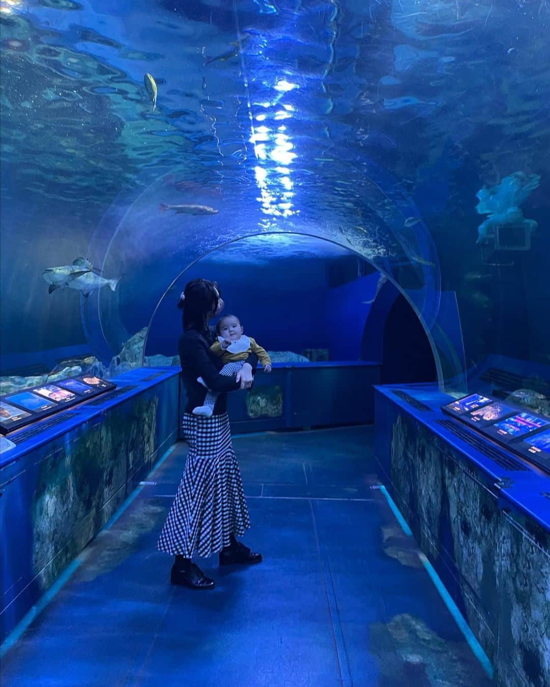 柳いろはのインスタグラム：「・ この間の日曜日に 👶🏻🎀初の水族館へ𓇼♡ 200m地下に海中トンネル的な 場所があって、👀がキラキラしてる姿にきゅんでした🐋 いちばんテンションあがってる風 だったのは、アザラシかな🦭笑 ・ ・ 娘と水族館来る時がくるなんて…！ 感慨深い🤔  #水族館デビュー #令和3年ベビー  #女の子ベビー #親子リンクコーデ」
