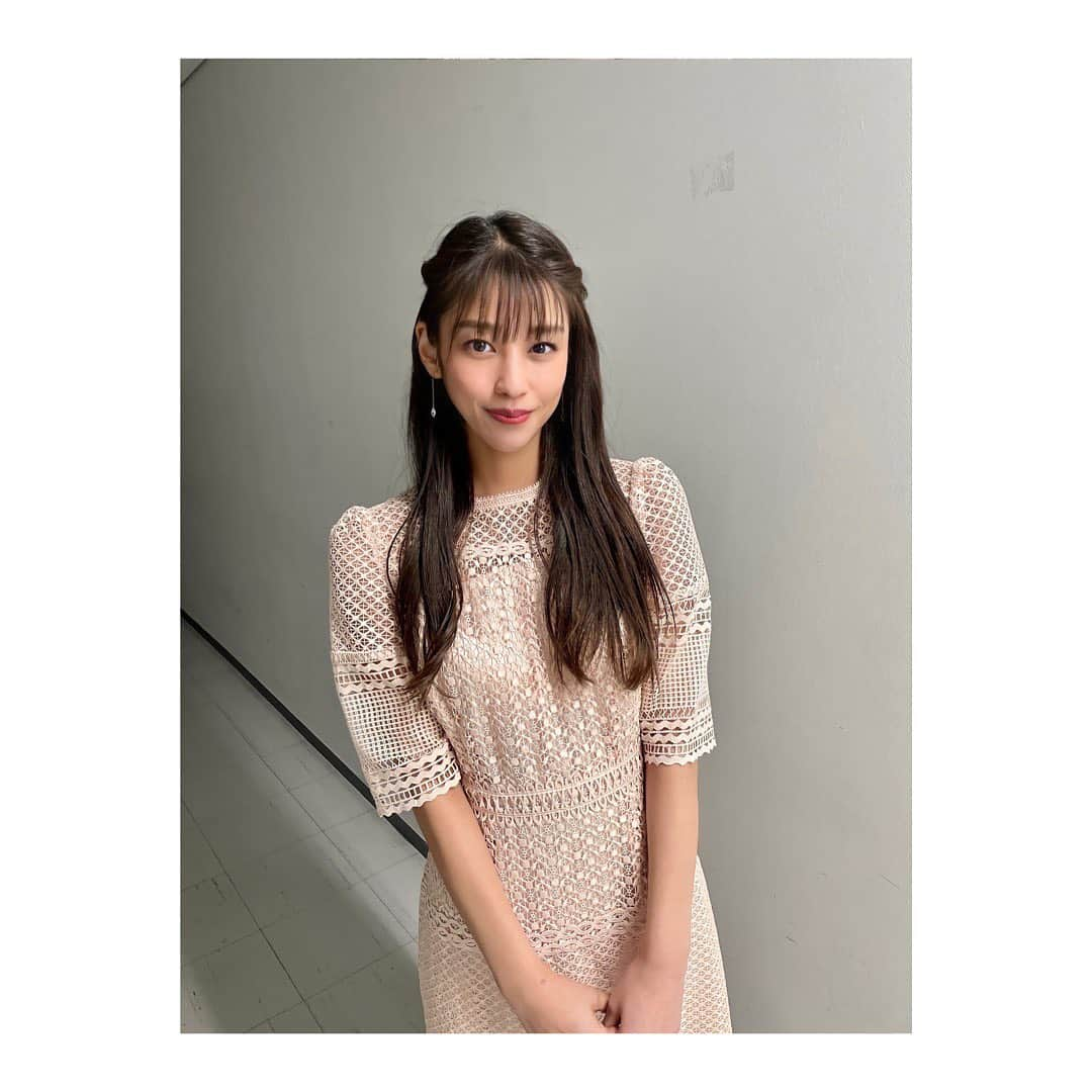 岡副麻希さんのインスタグラム写真 - (岡副麻希Instagram)「. 今夜【#ワールド極限ミステリー ２時間SP】 （#TBS 系列 21時〜） ⁡ ▼SixTONES田中樹プレゼンツ！食べたら超危険ミステリー ▼アンジャッシュ児嶋プレゼンツ！あなたにも起きる身近な危険ミステリー ▼もうひとつの南極物語 ⁡ 大作VTRにスタジオは涙に包まれました😭❄️ （あまりに感動した為，収録後に撮った写真が なんともお顔が泣いた後の目ですね笑） ⁡ 収録後は映画一本を納めたかのような心🥺🥺🥺 感想を誰かに話したくて話したくてたまらなくなりました☺️ぜひご覧ください🧸🍿  ⁡シルエットが綺麗なワンピースに ゆらゆら揺れるピアスをつけさせてもらいました♡ 衣装 👗#celford  💍#starjewelry  👠#diana ⁡」2月2日 18時26分 - maki_okazoe_official